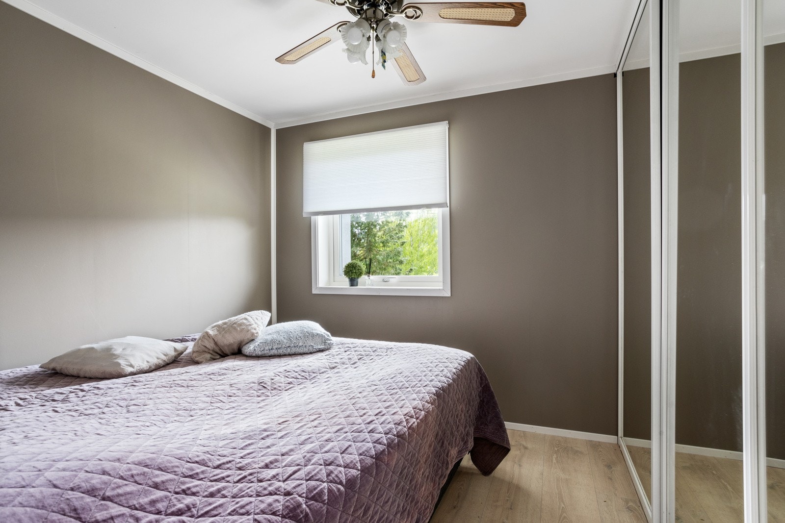 Soverom nummer to med skyvedørsgarderobe er tilknyttet entré i sokkelleilighet. Entréen er også tilknyttet en praktisk innvendig bod Galleribilde