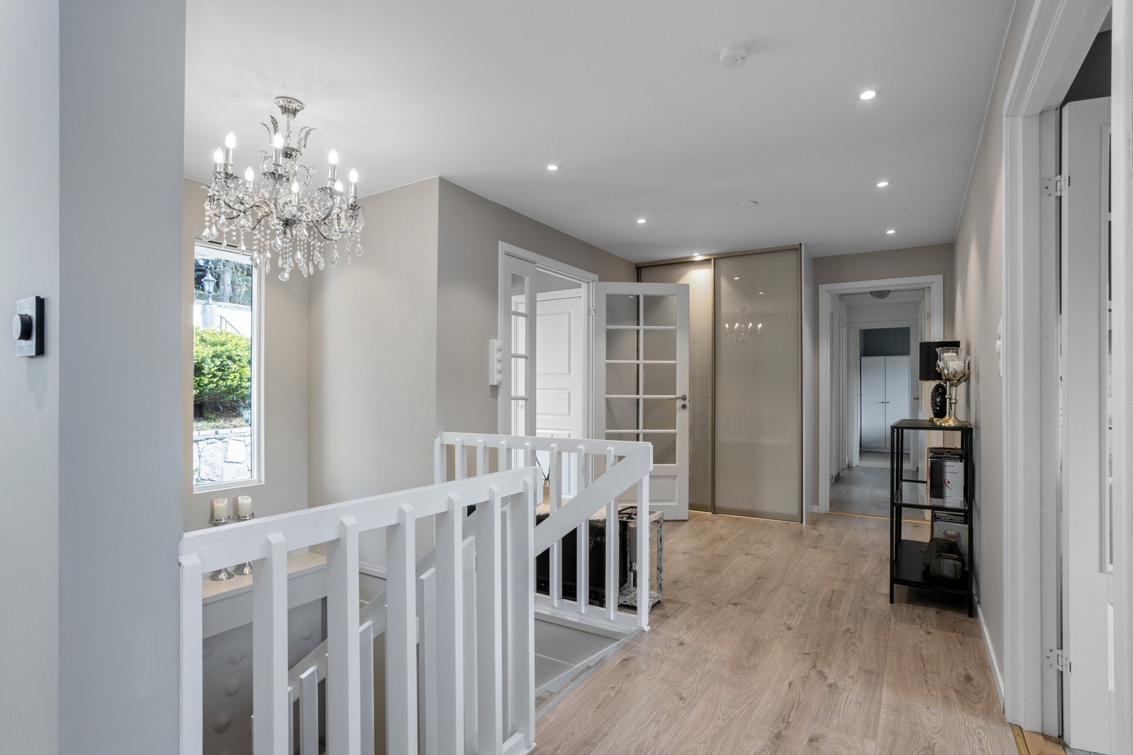 Det er montert skyvedørsgarderobe i hallen, som gjør det enkelt å rydde sko og jakker ut av syne Galleribilde