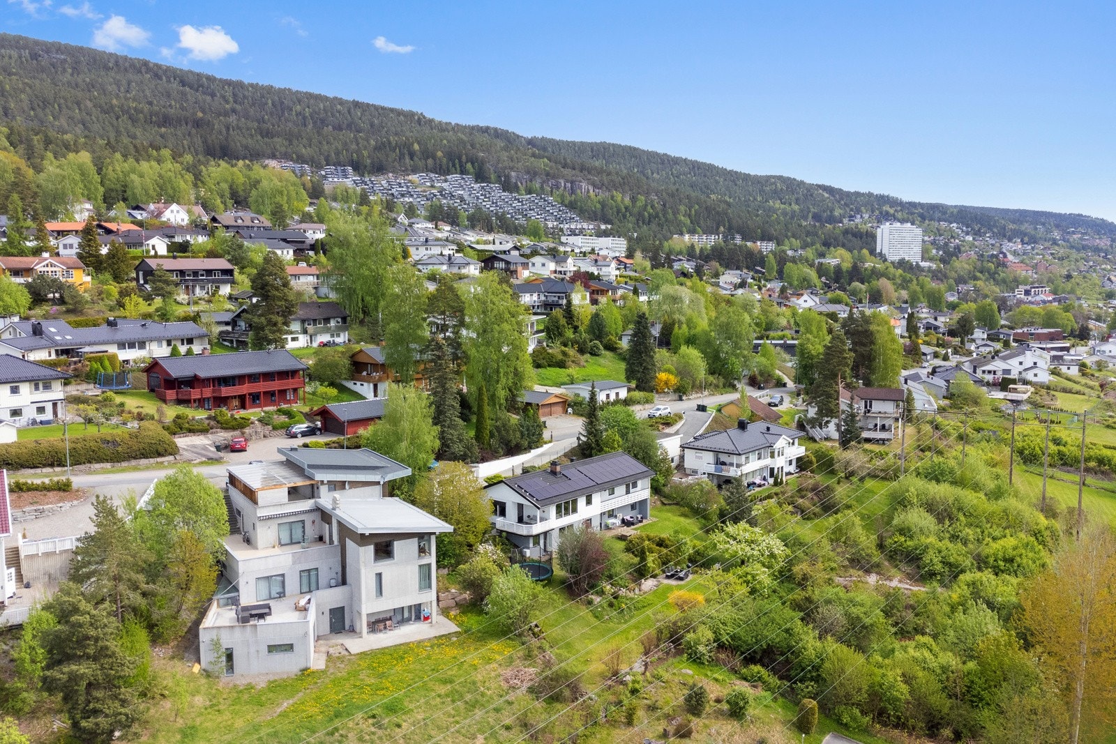 Det er praktisk og kort avtsand til flere barnehager og skoler. Åssiden har ett sammensatt tilbud av både privat og kommunale barnehager på Åssiden Galleribilde