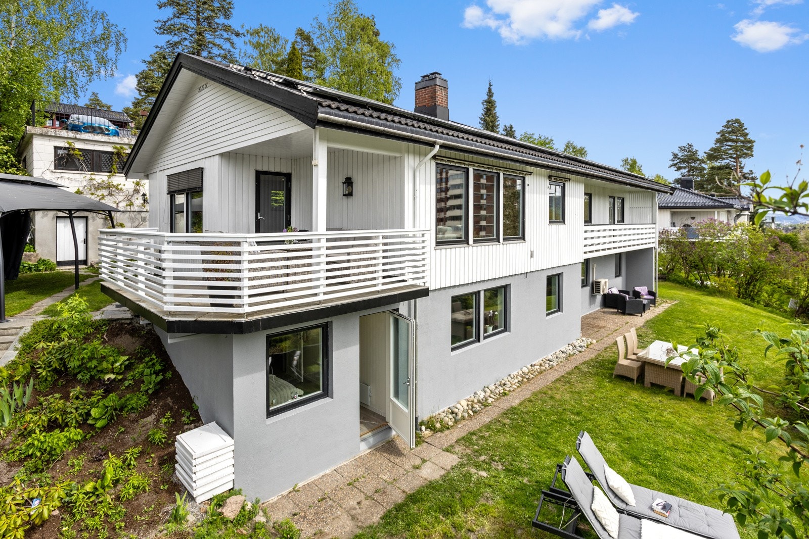 Solrik beliggenhet med stor og nydelig opparbeidet hage Galleribilde