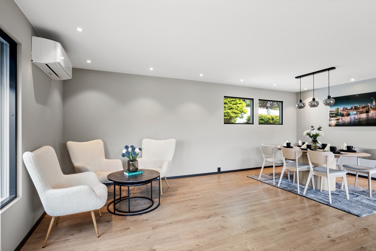 Pen finish med listfrie overganger og downlights i himling Galleribilde