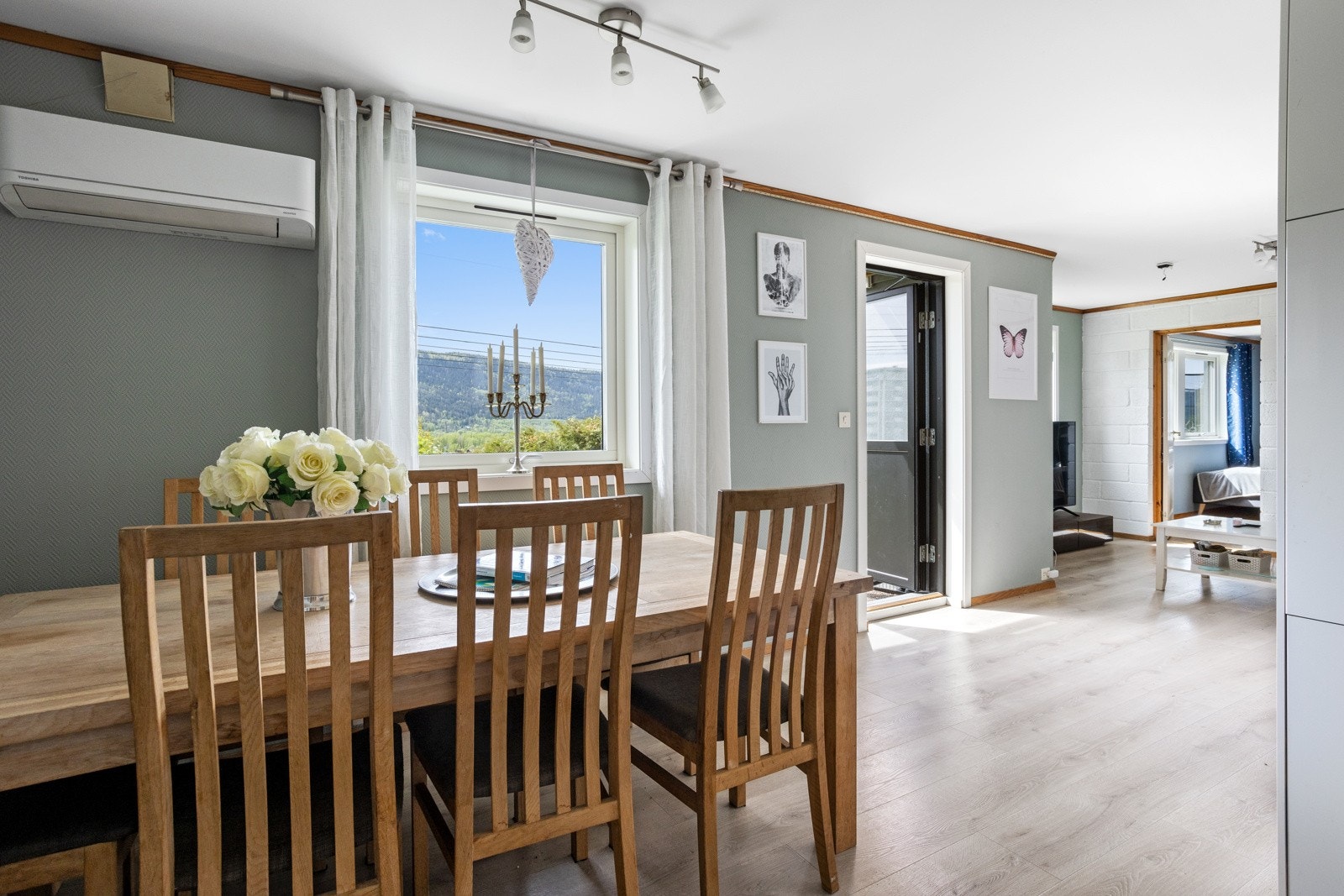 Det er god plass til spisemøblement på kjøkkenet og utgang til hagen og uteareal Galleribilde