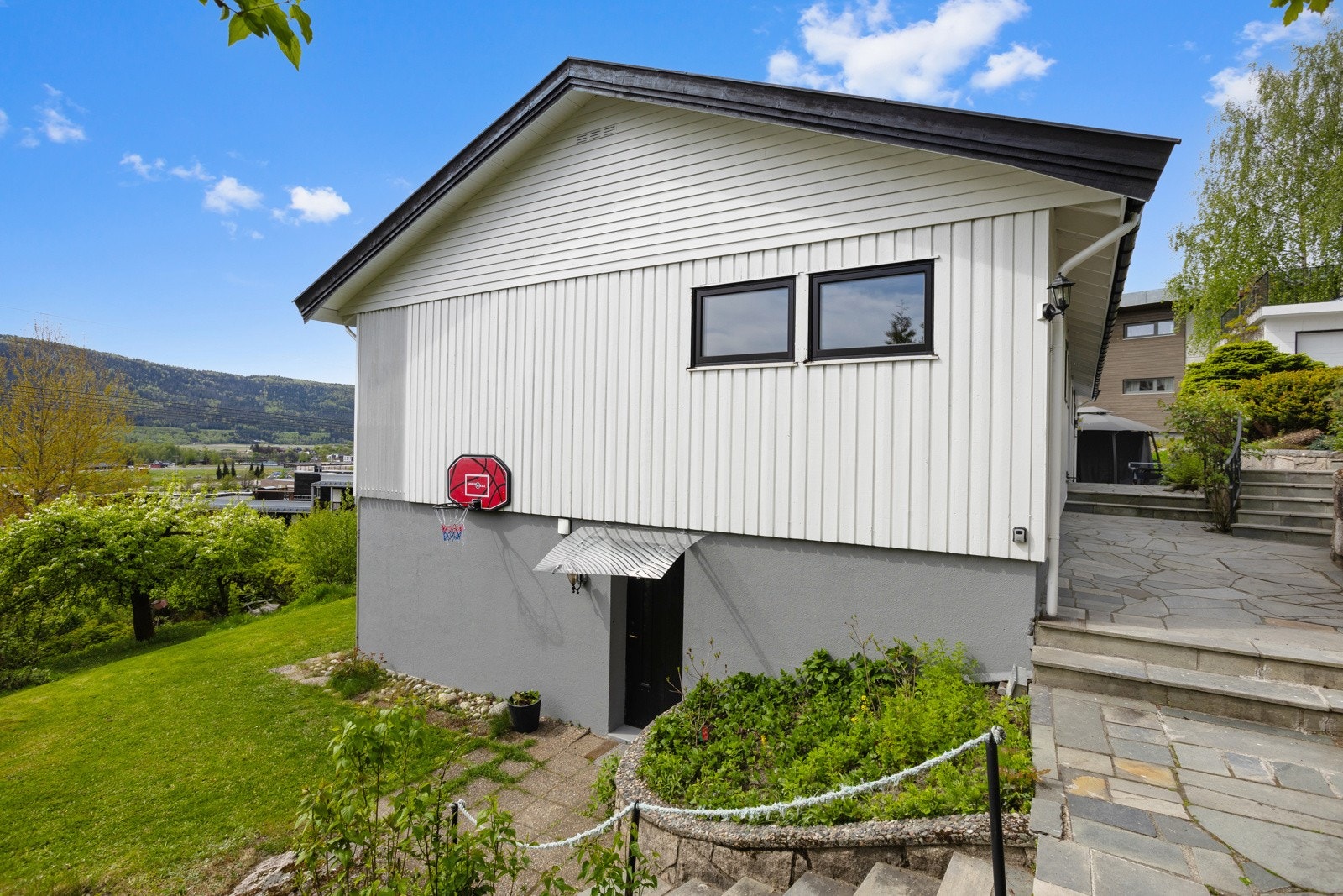 Inngangsdøren til leiligheten har takoverbygg Galleribilde