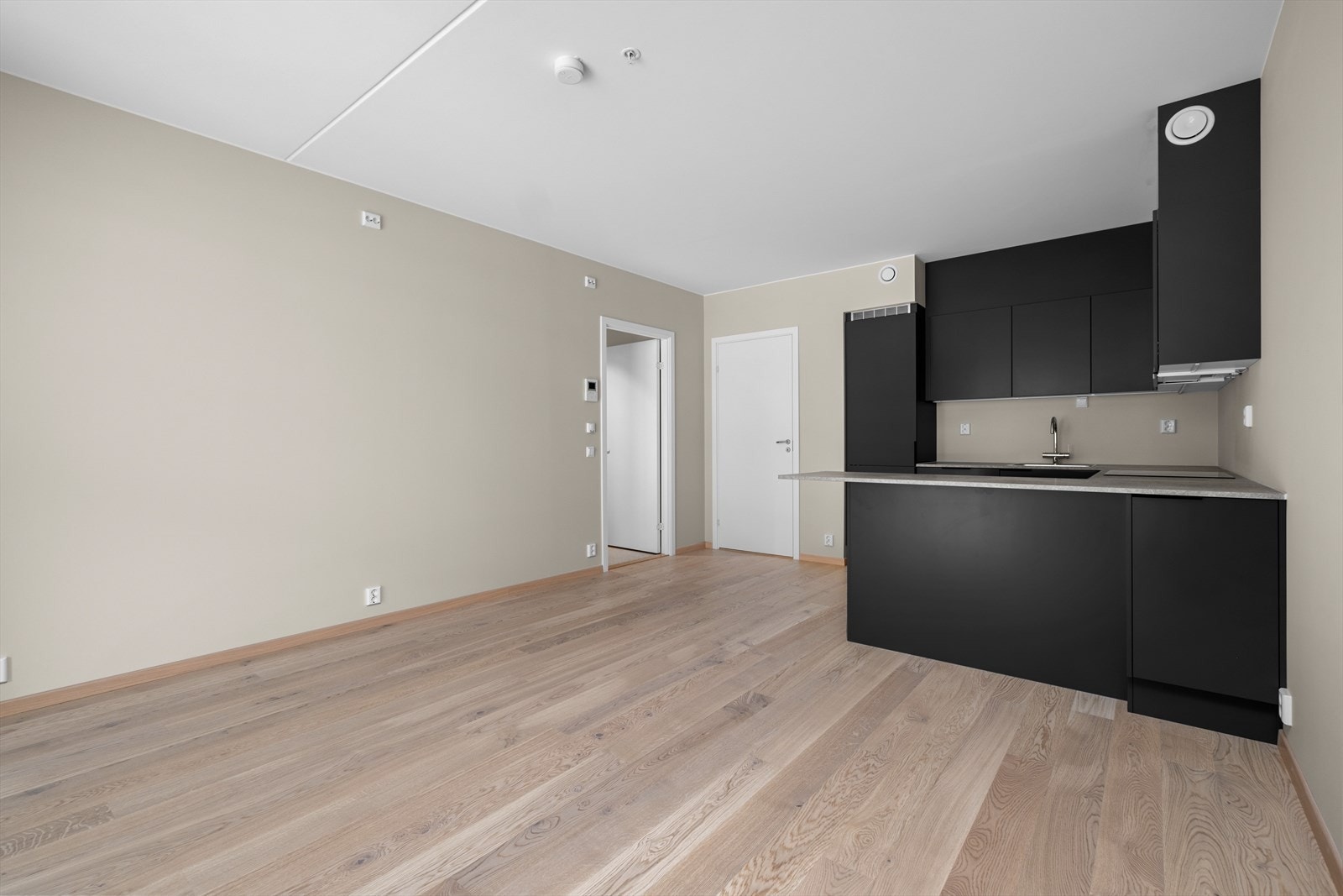 Den åpne løsningen strekker seg over hele 23m², og byr på flere gode møbleringsmuligheter. Galleribilde