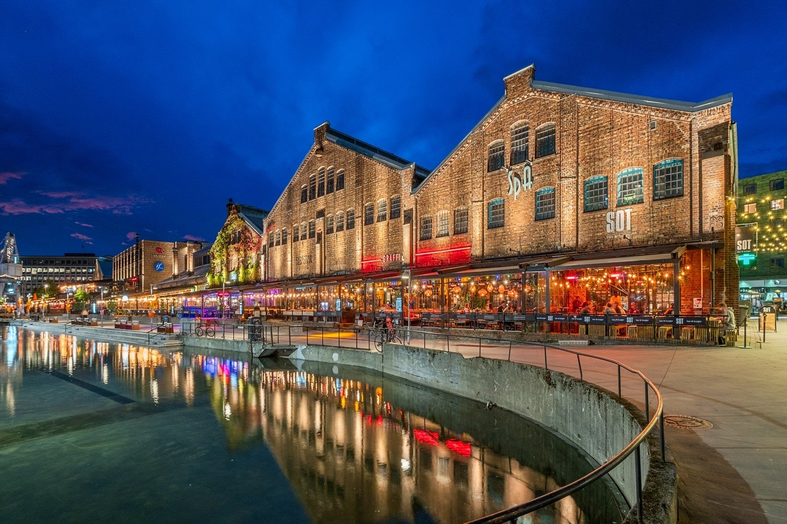Det er kort vei inn til Solsiden med sitt brede tilbud på shopping, spisesteder, og uteliv. Galleribilde