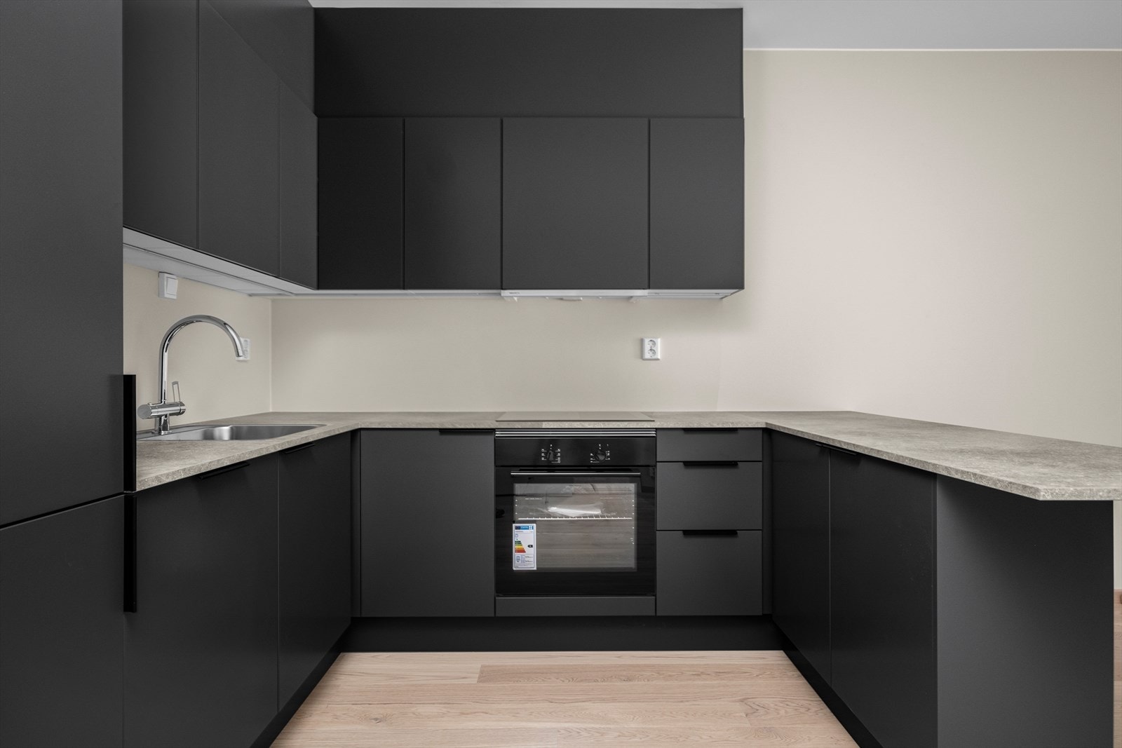 Kjøkkenet byr på integrerte hvitevarer som oppvaskmaskin, platetopp, stekeovn og kjøl/fryseskap. Integrerte hvitevarer medfølger naturligvis handelen. Galleribilde