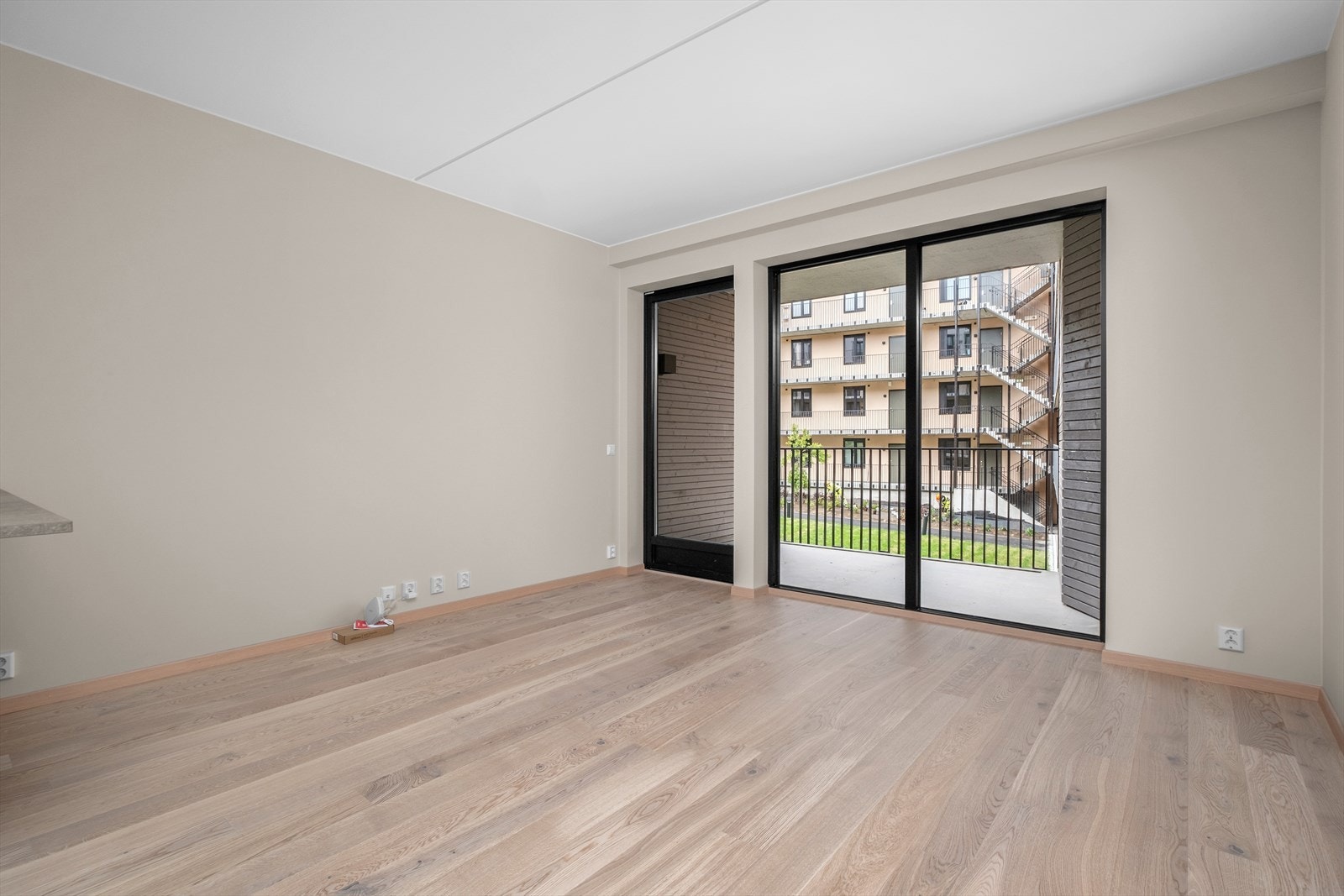 Leiligheten byr på stue og kjøkken i åpen løsning, balkong, to soverom, bad og entré. Det medfølger fast p-plass med mulighet for å etablere lader og bod i kjeller. Galleribilde