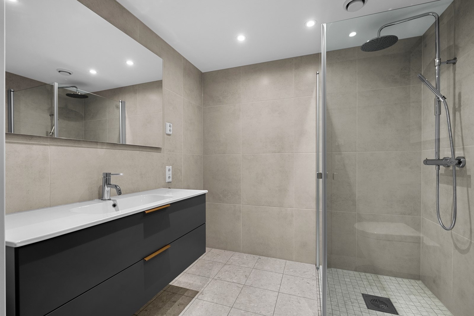 Pent og flislagt bad på hele 4,5m² med varme i gulv som varmekilde. Galleribilde