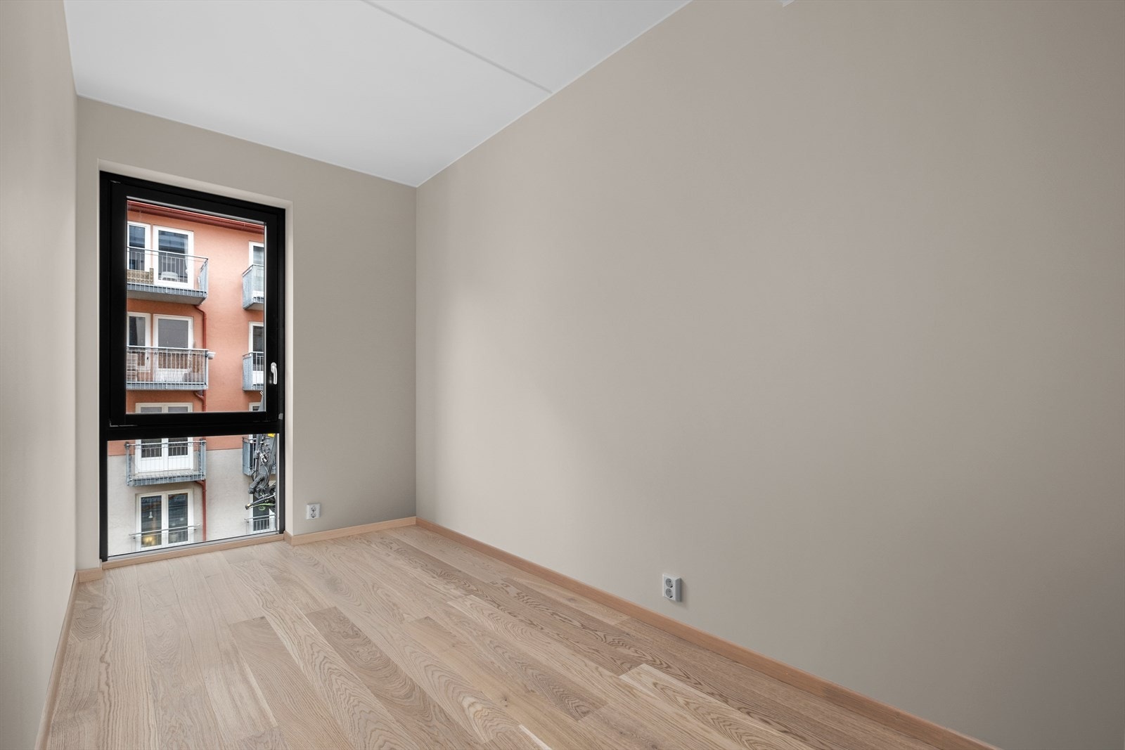 Soverom nummer to er på 8,5m² og har også god plass til stor seng, nattbord, og garderobeløsning. Galleribilde