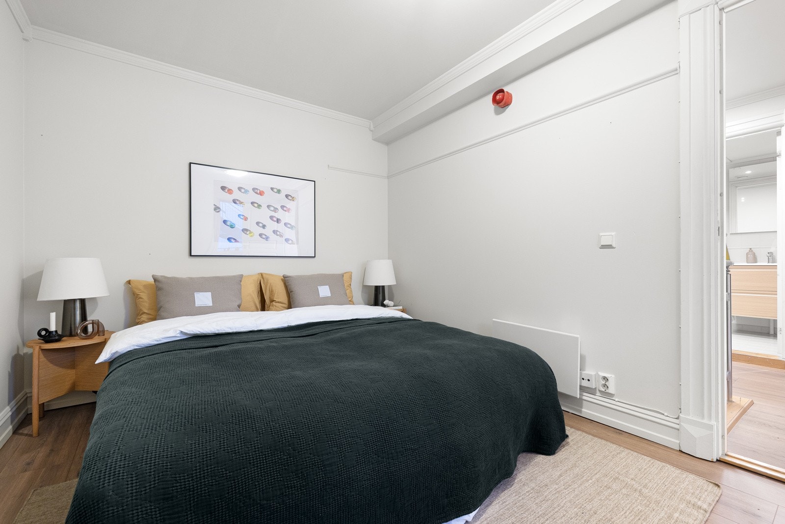 Hovedsoverommet er romslig med god plass til stor dobbeltseng med nattbord på hver side. Galleribilde