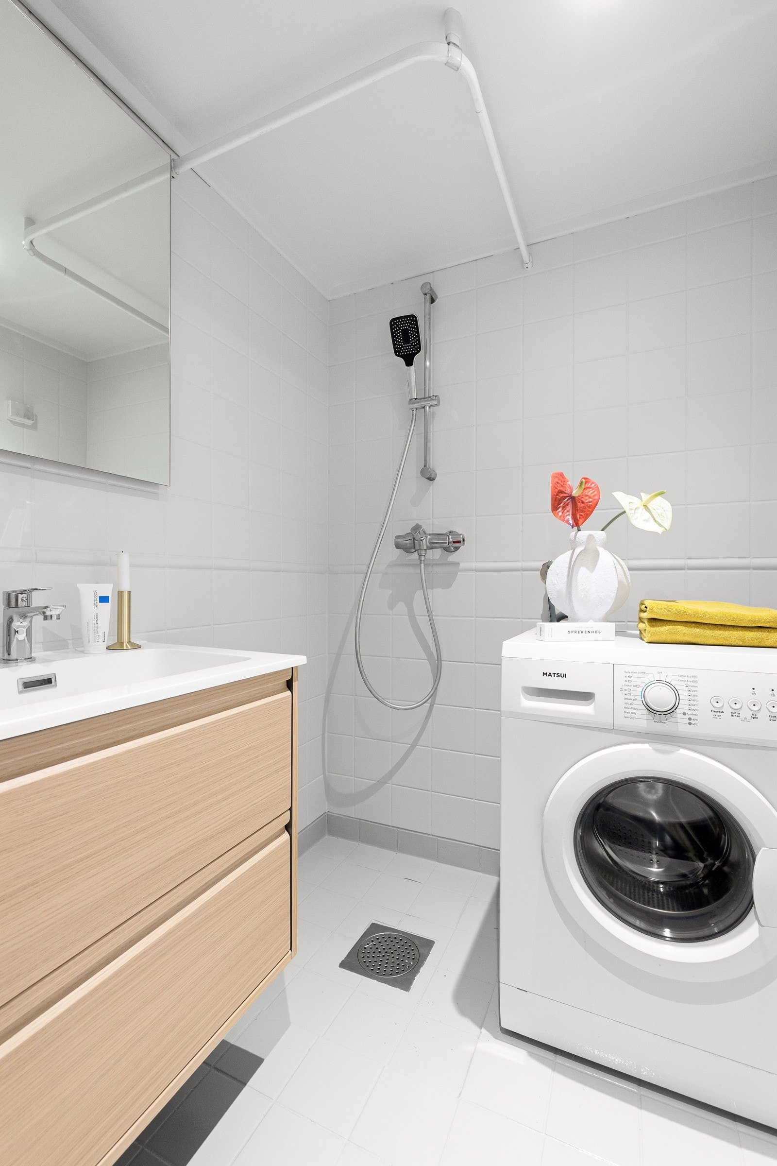 Badet er videre utstyr med mekanisk avtrekk, opplegg for vaskemaskin, toalett og dusjhjørne. Galleribilde