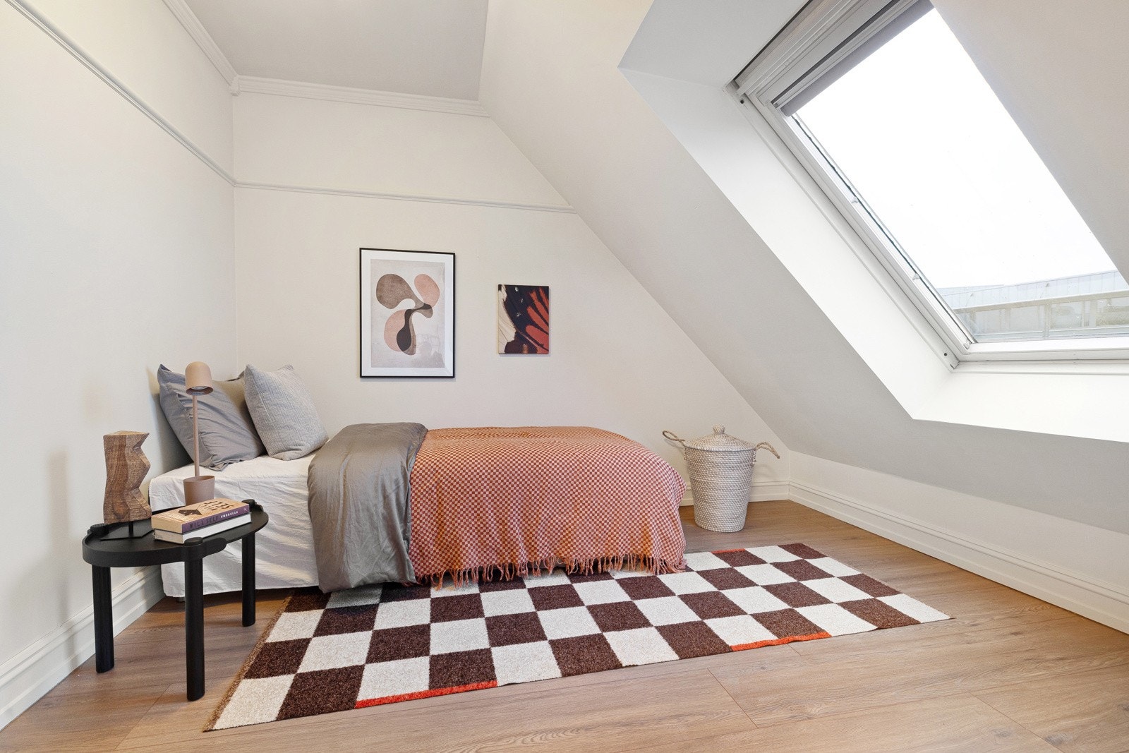 Soverom II er også av god størrelse med plass til seng, nattbord og kommode. Galleribilde