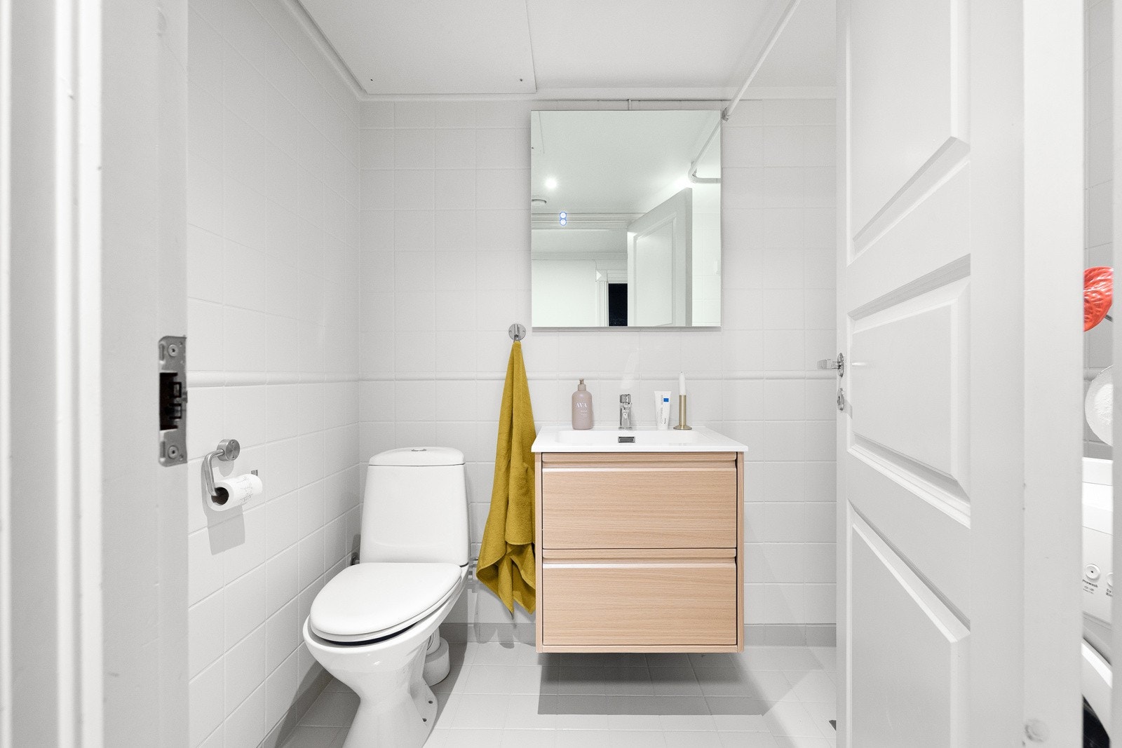 Badet er innredet med nytt servantskap fra 2025 og moderne speil med belysning. Galleribilde