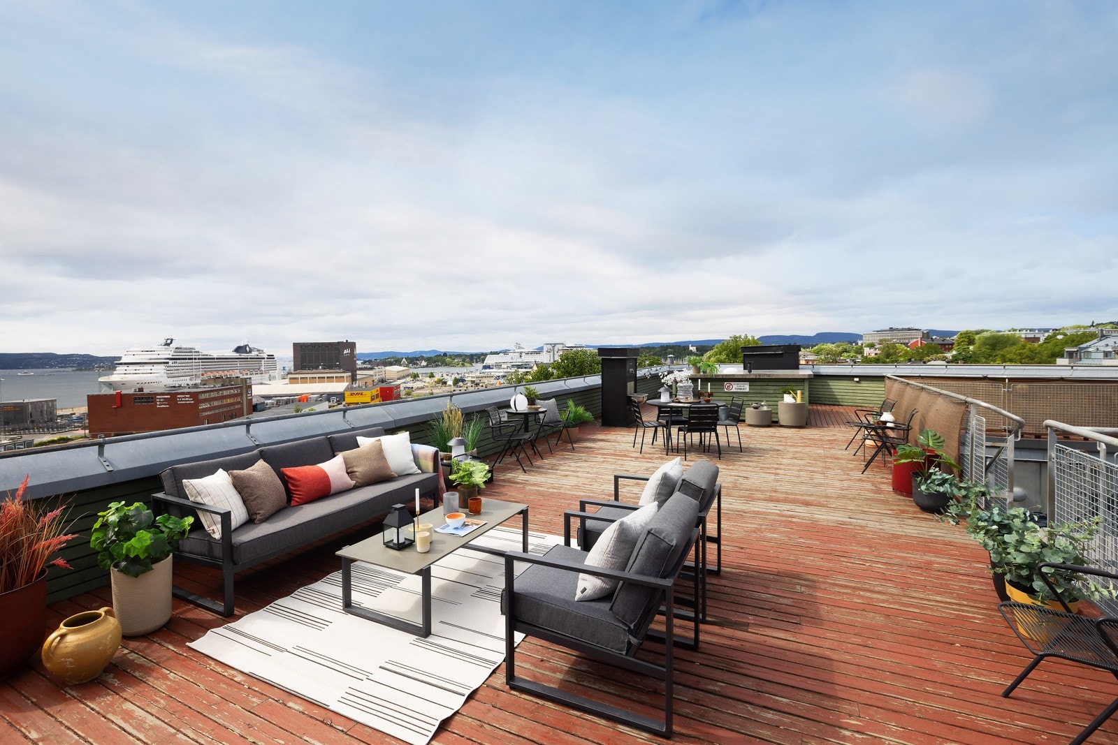Stor felles takterrasse med fantastiske solforhold. Galleribilde