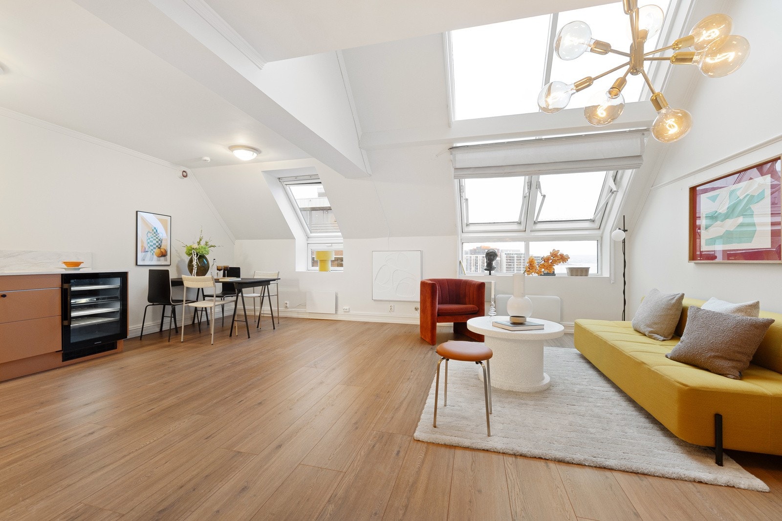 Den sjenerøs takhøyden på 4,34 meter på det høyeste gir en meget god romfølelse. Galleribilde