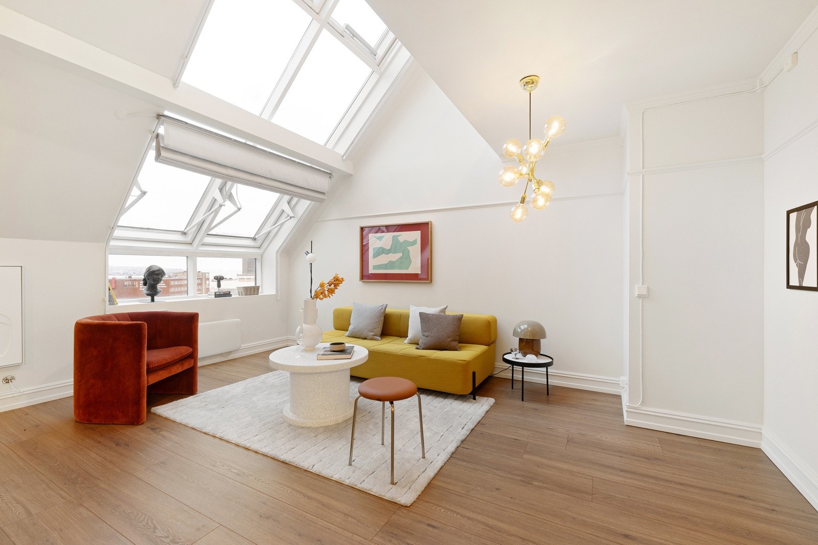 Stuen har god plass til stor sofagruppe med tilhørende møblement. Galleribilde