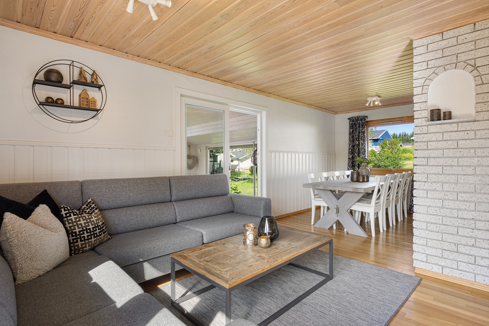 Stuen har vinkelform og plass til flere sittegrupper. Galleribilde