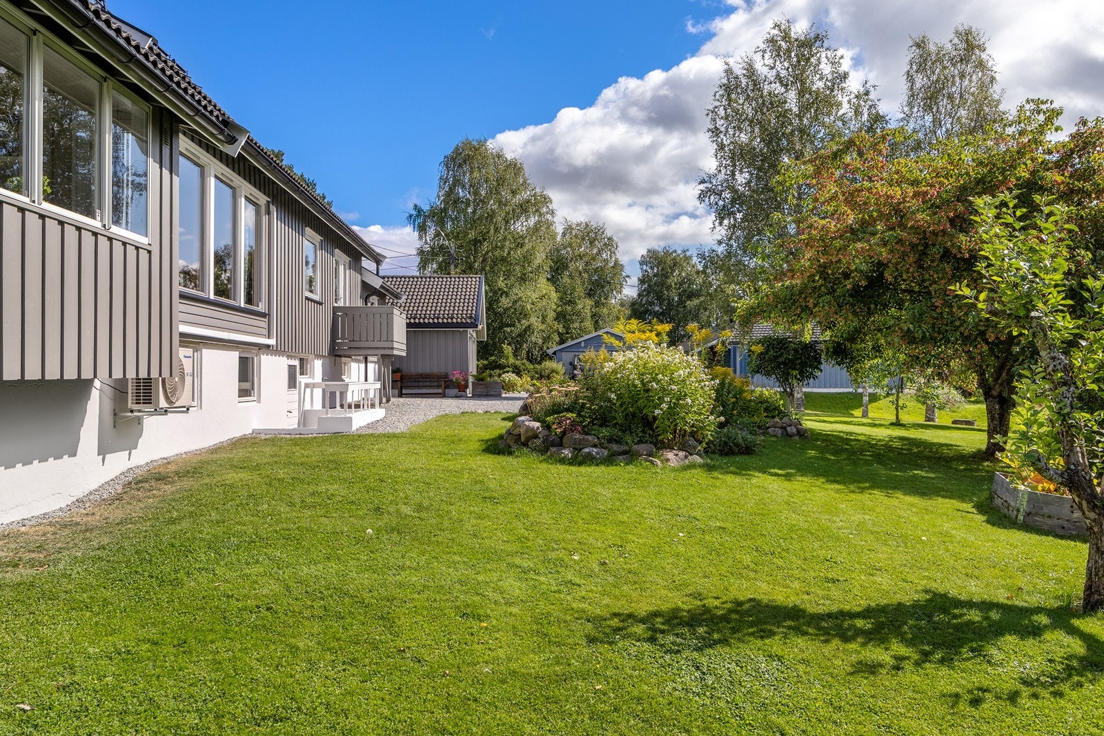 Det er frodig og flott sommerstid i Bogstadsvingen 20. Galleribilde