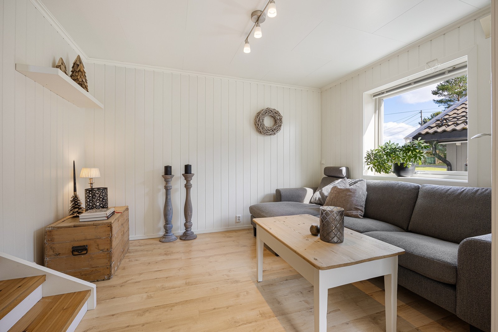 Stuen er av god størrelse med plass til sofagruppe og tv/medialøsning. Galleribilde