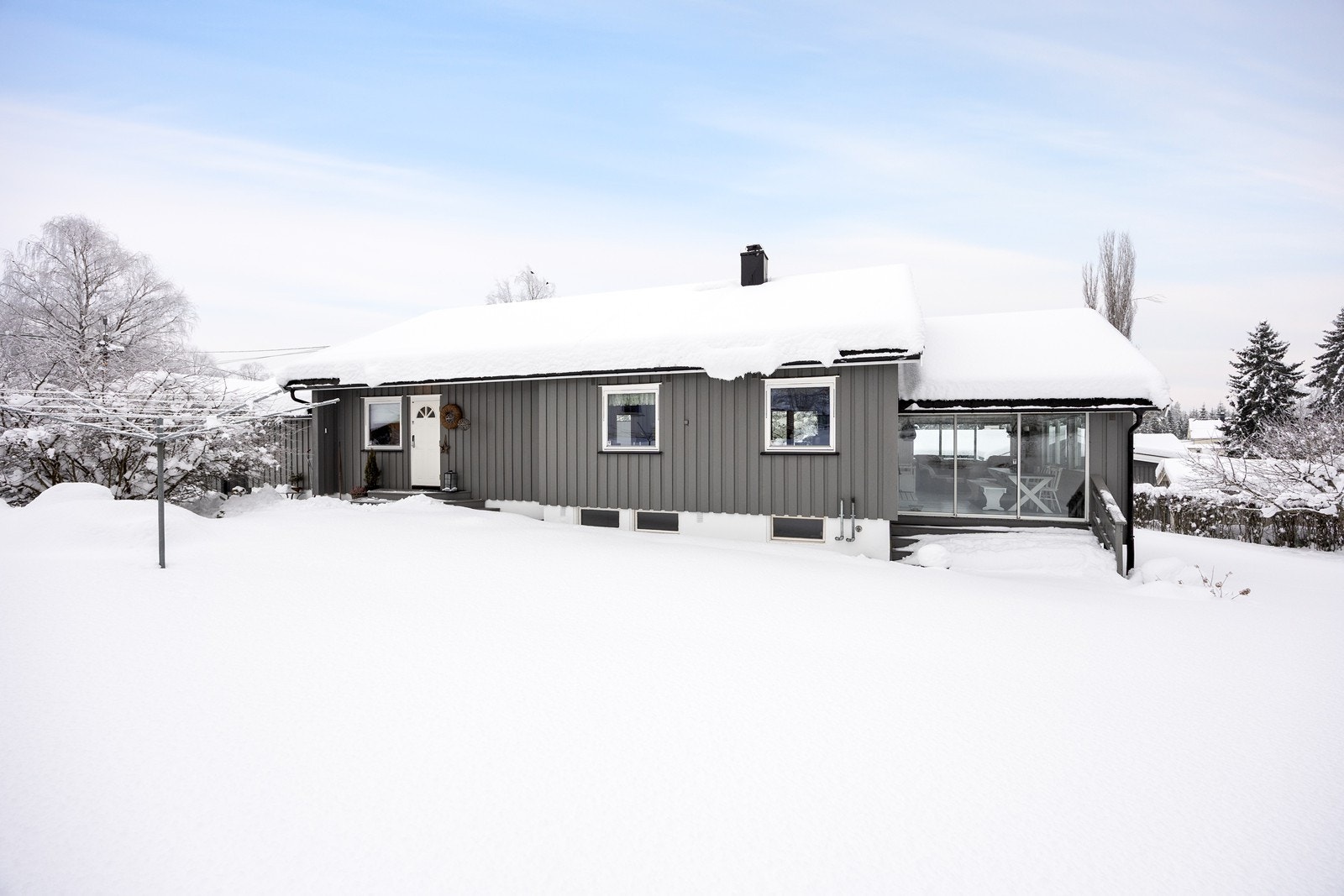 Tomten er på 1, 2 mål og byr på rikelig med boltreplass for små og store. Galleribilde