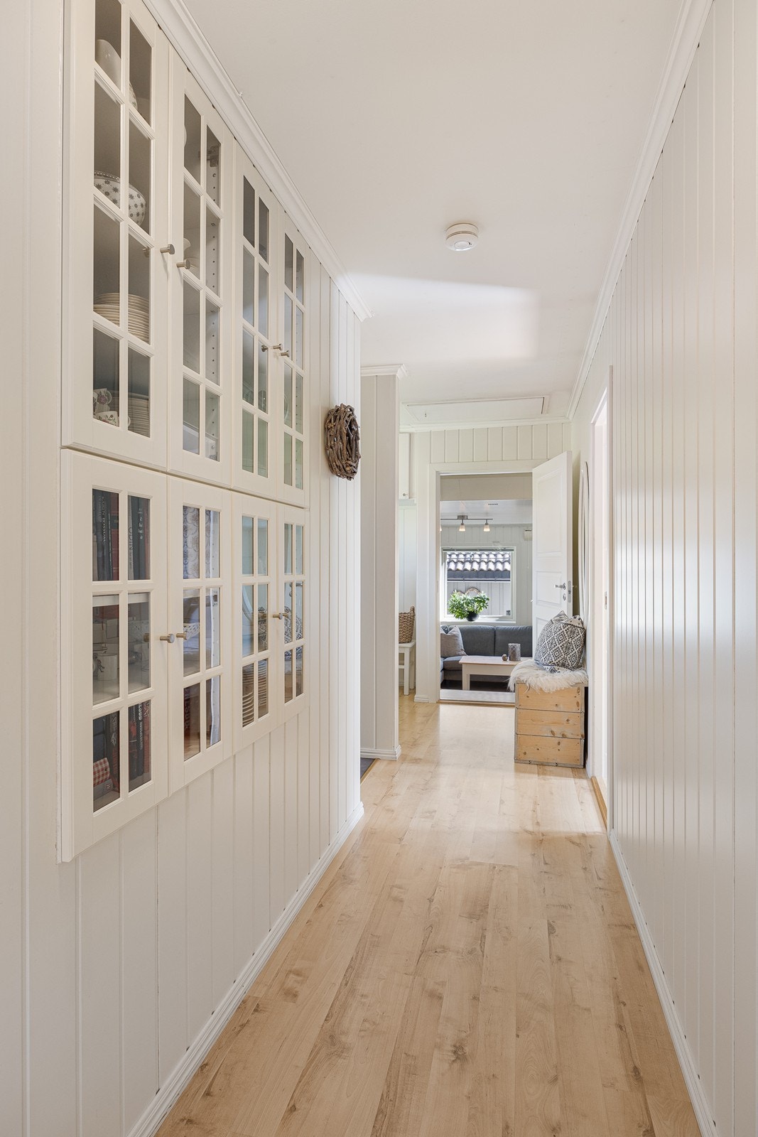 I motsatt ende av boligen er det fra gangen adkomst til kontor, tv-stue, bad og to soverom. Galleribilde