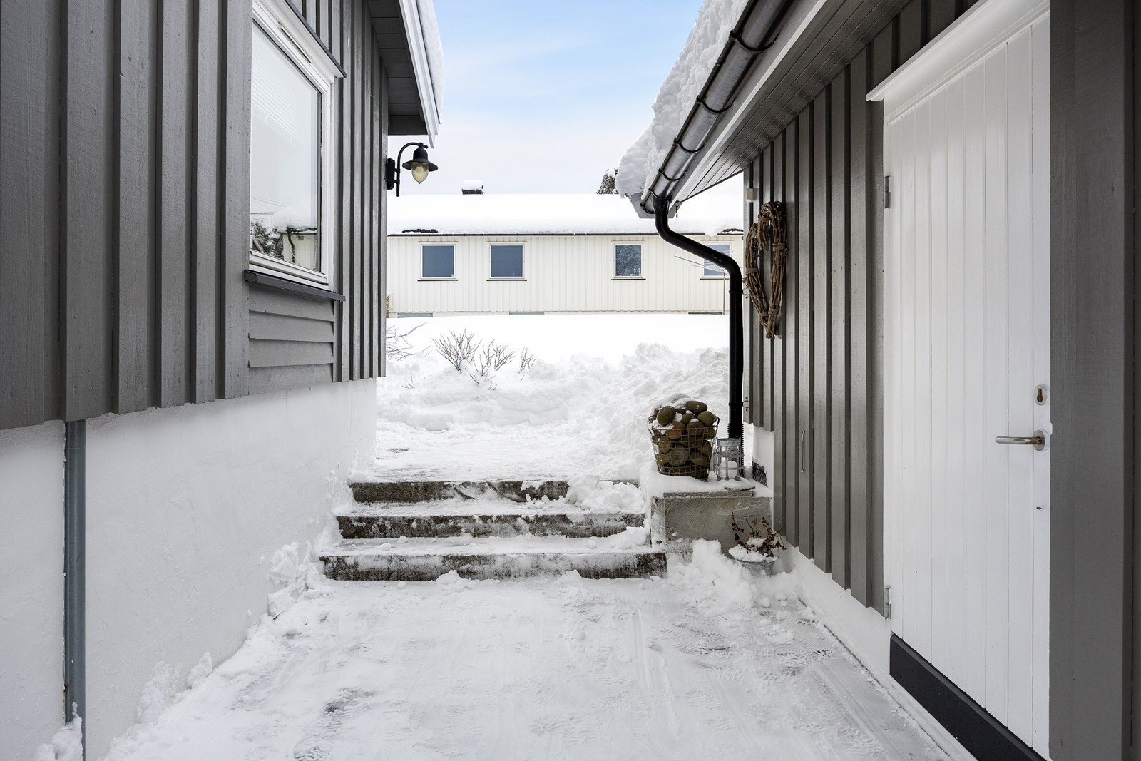 Det er også adkomst til garasjen via en sidedør. Galleribilde