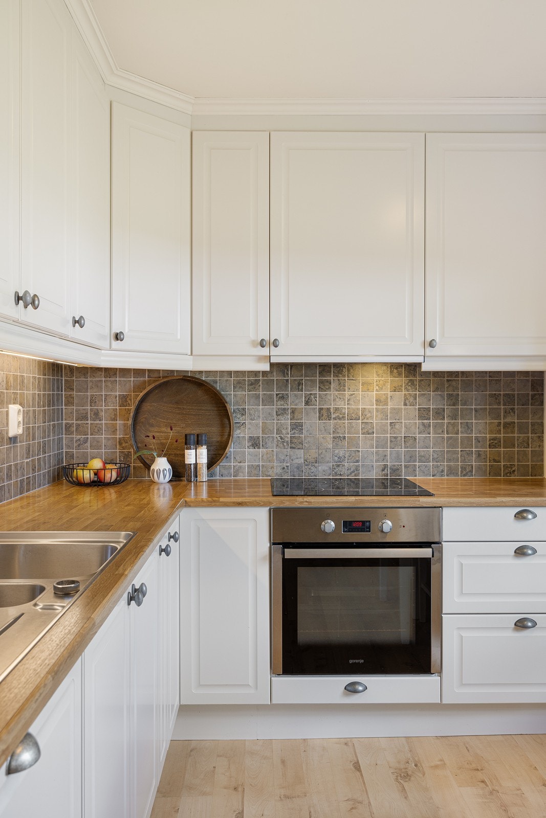 Alle hvitevarer er integrerte og består av platetopp, stekeovn, kjøleskap og oppvaskmaskin. Galleribilde