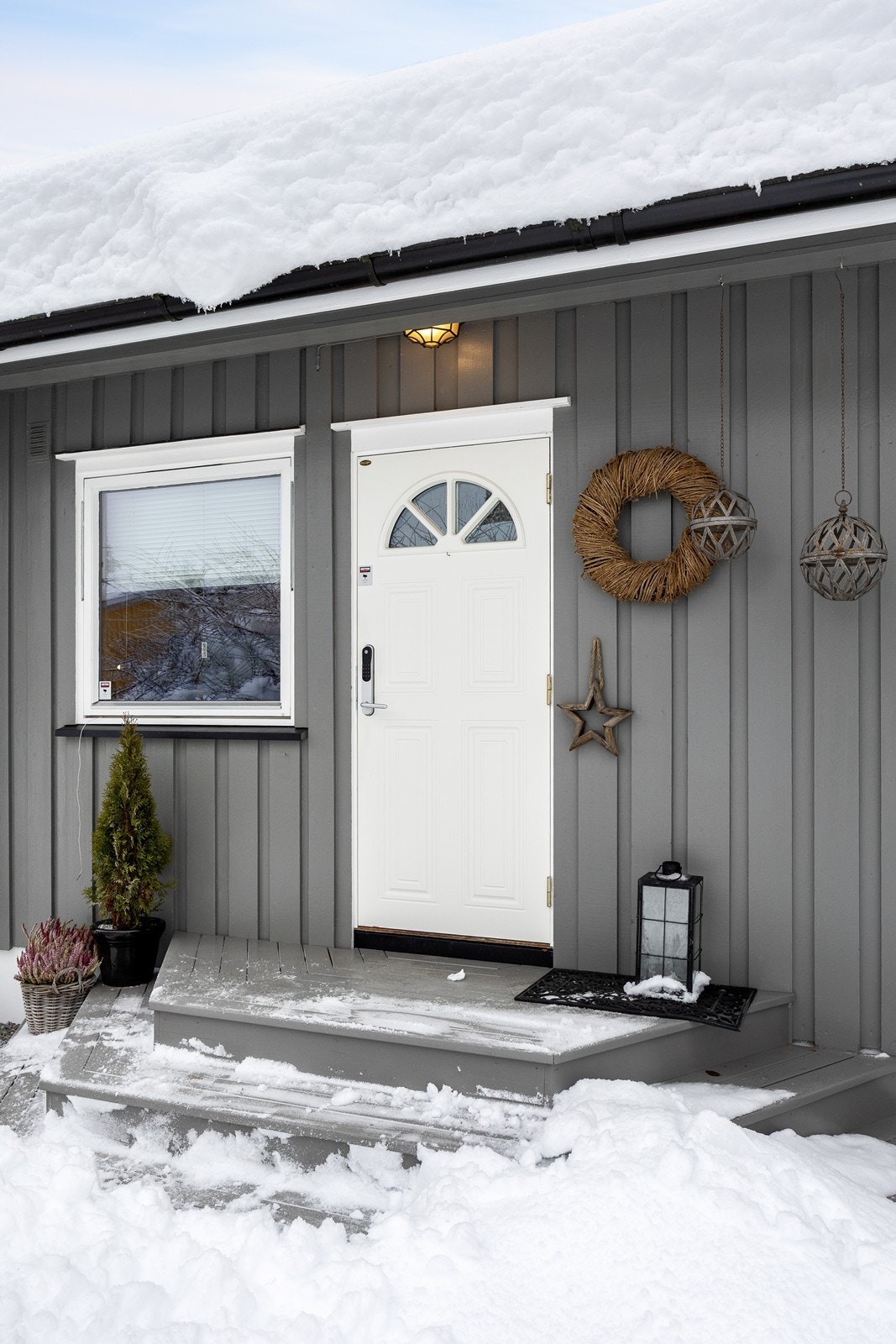 Inngangspartiet er overbygd og ytterdøren er utstyrt med kodelås. Galleribilde