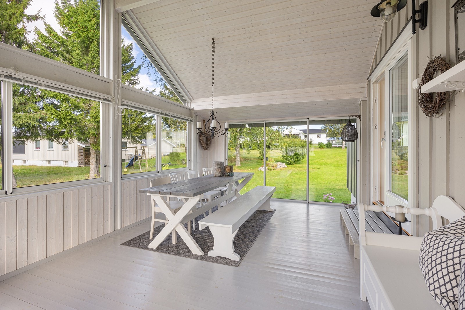 Her strømmer lyset inn via store vinduer. Galleribilde