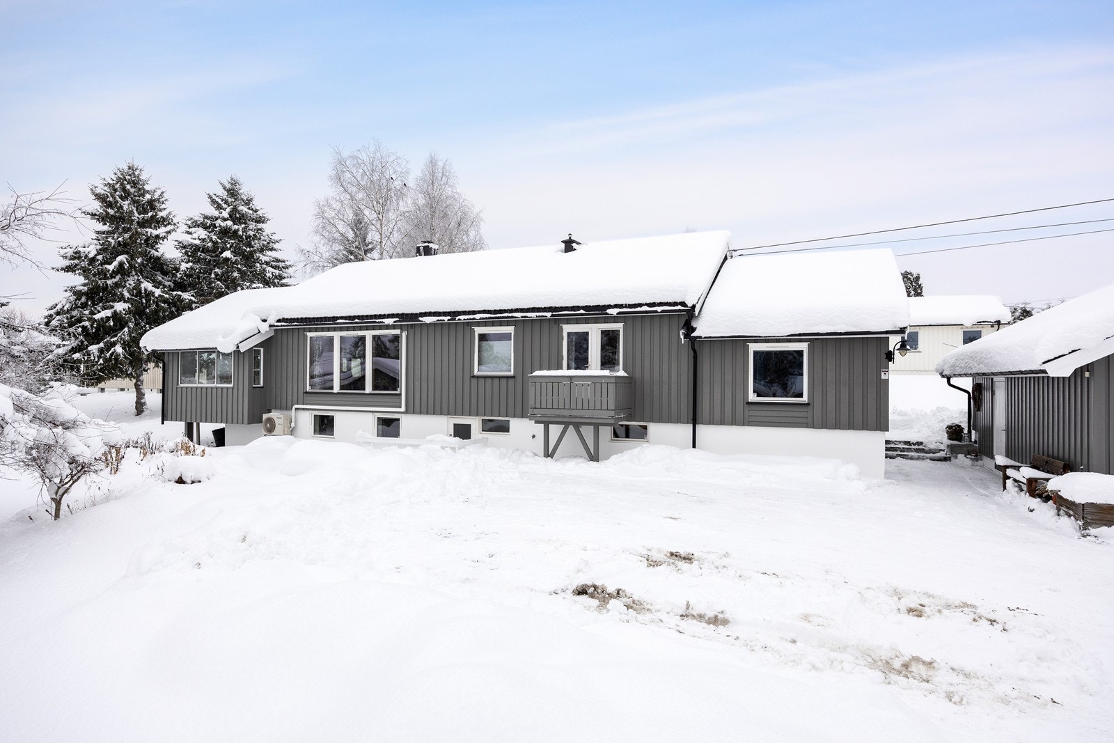 En pen og velholdt enebolig med innholdsrik planløsning over to etasjer. Galleribilde