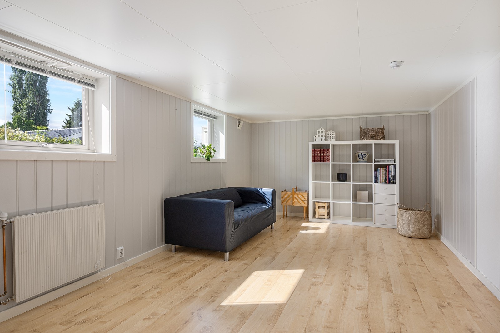 Til kjelleretasjen er det både utvendig og innvendig adkomst. I denne etasjen finner du entré, et innredet rom, fyrrom og to boder. Det innredede rommet er av god størrelse.
Det gjøres oppmerksom på at dette rommet ikke er godkjent for varig opphold. Galleribilde