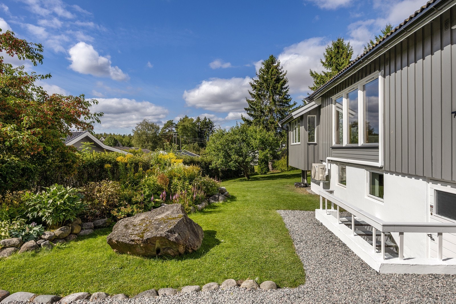 Utvendig adkomst til kjelleretasjen. Galleribilde