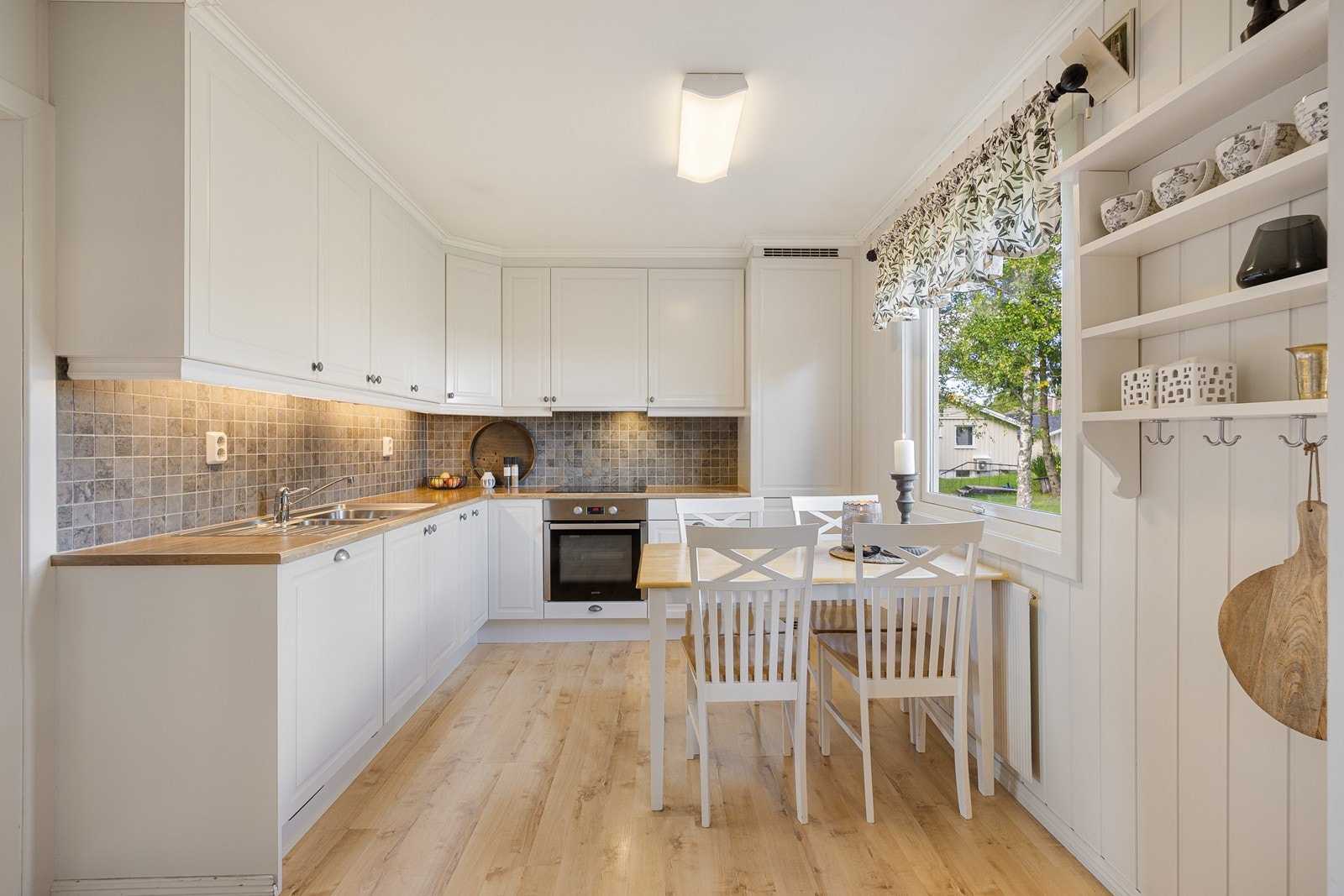 Kjøkkenet har godt med skap- og benkeplass i den vinklede utformingen. Galleribilde