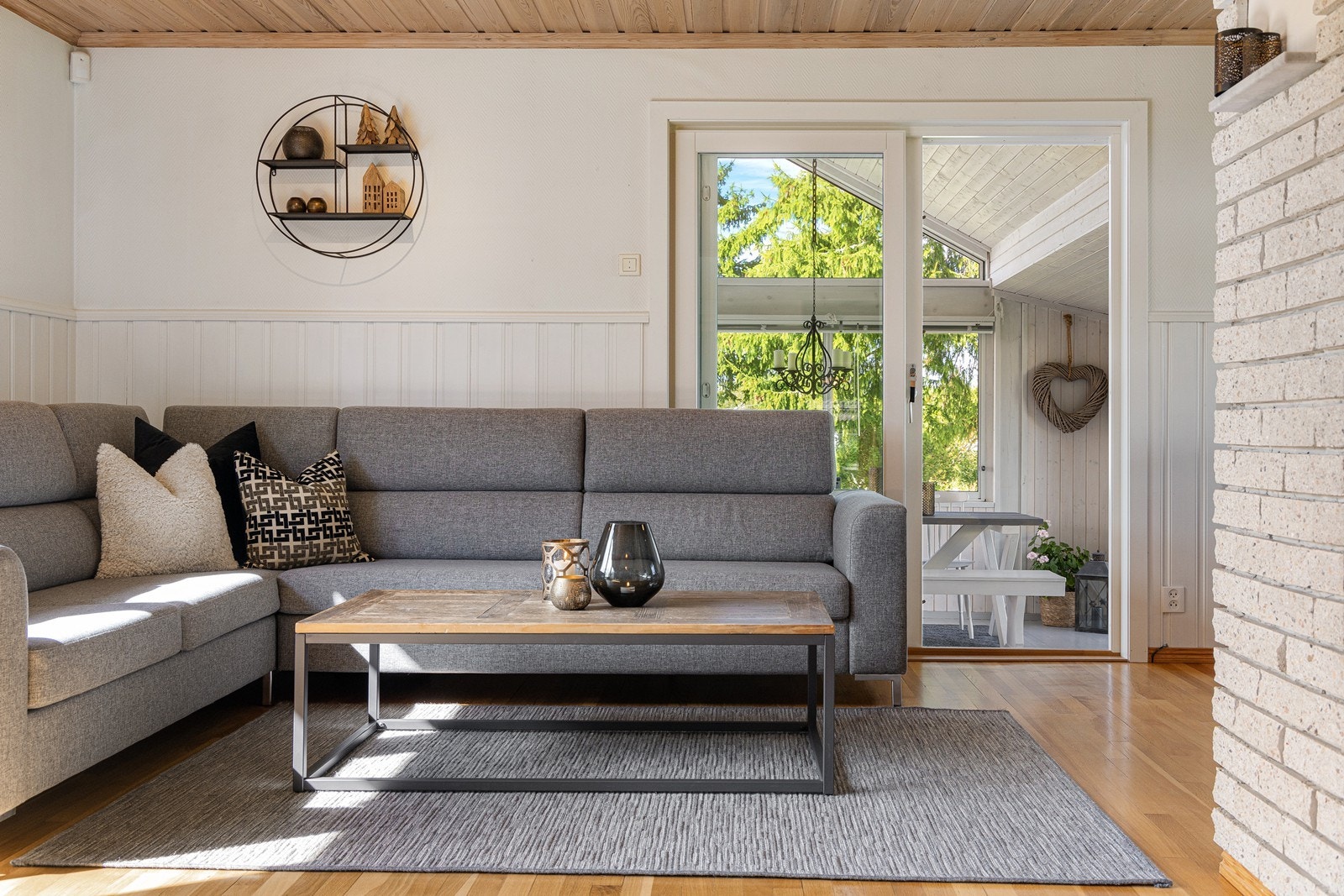 Fra stuesonen tar en skyvedør oss ut til den flotte hagestuen. Galleribilde