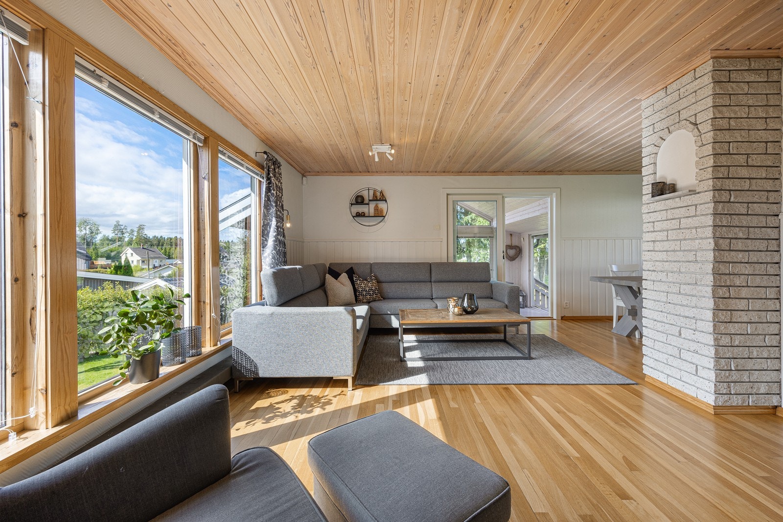 Stuen fremstår lys og trivelig med godt naturlig lysinnfall fra de store vindusflatene. Galleribilde