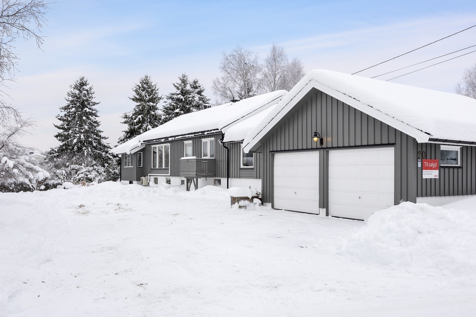 Parkering kan gjøres i den frittstående dobbelgarasjen - denne har et areal på ca. 44 kvm og lader for el-bil. Galleribilde