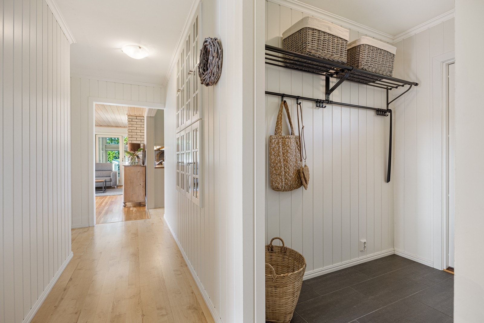 Videre inn er en lys og tiltalende gang med plass for møblement som kommoder eller lignende. Galleribilde