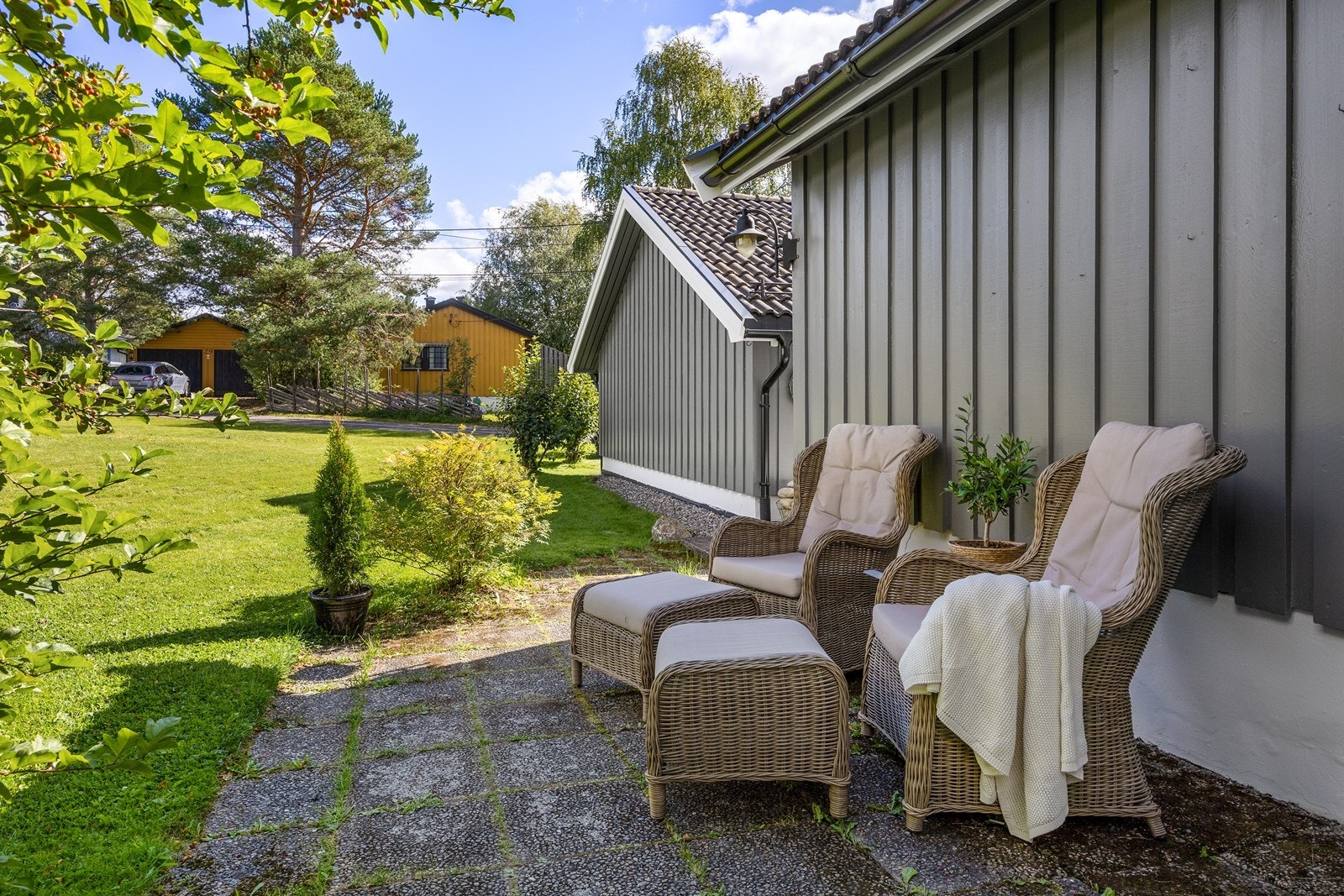 Ved inngangssiden er det også etablert en hyggelig uteplass - hvor morgenkaffen kan nytes. Galleribilde