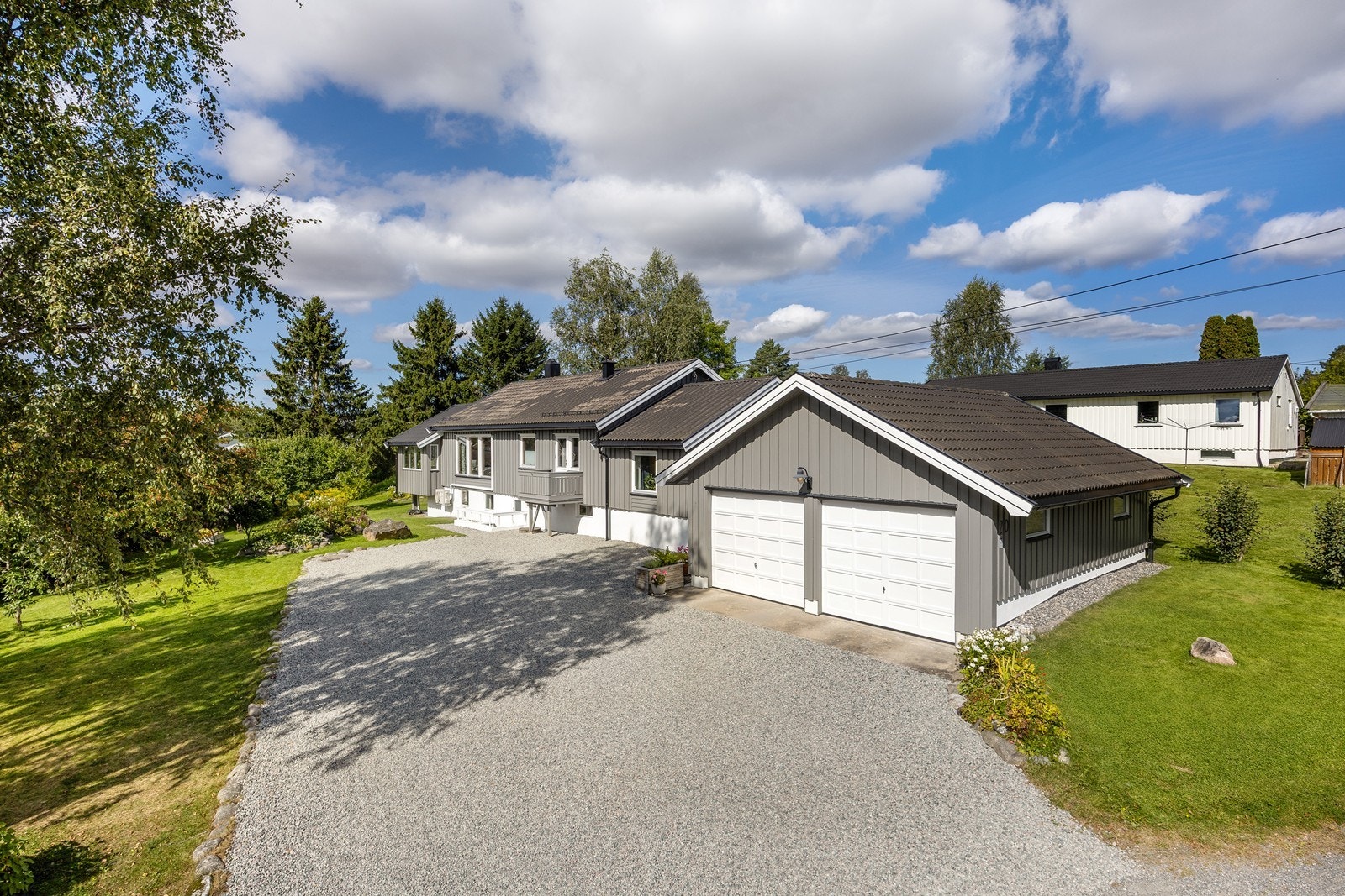 God plass til parkering i garasjen eller på den gruslagte gårdsplassen. Galleribilde