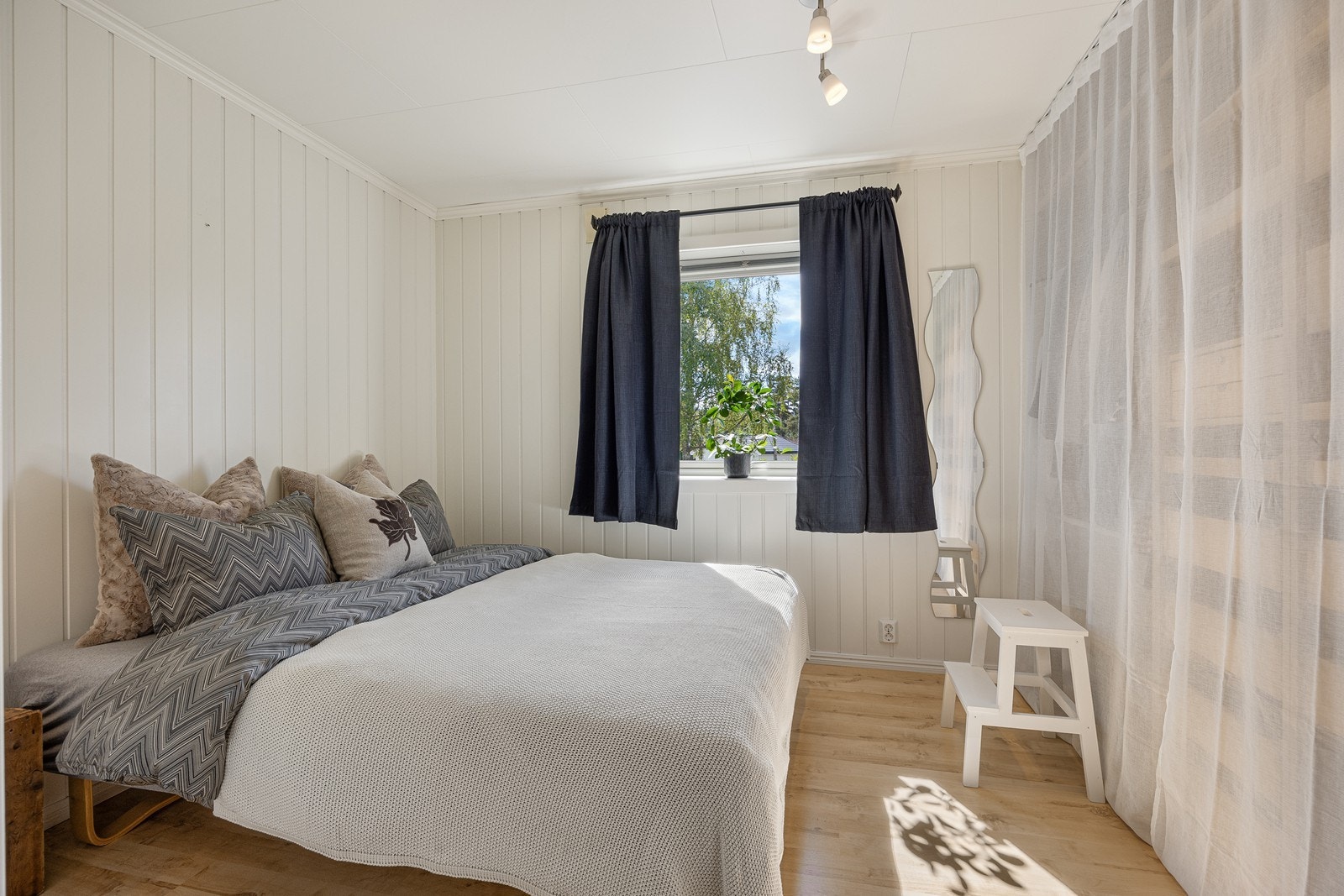 På soverommet i tilknytning til tv-stuen er det innredet med en praktisk garderobeløsning langs ene veggen. Galleribilde