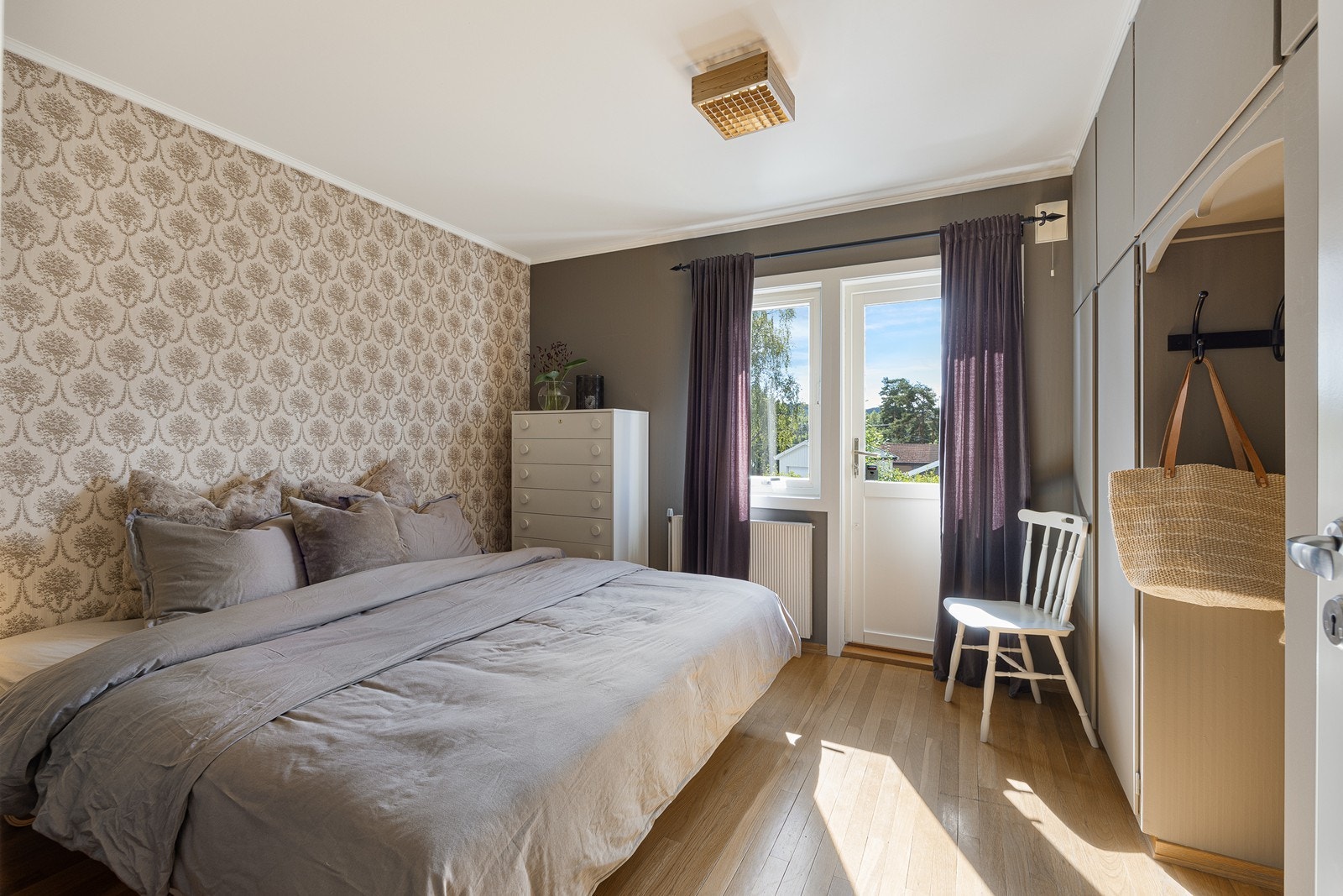 Hovedsoverommet er romslig med plass til dobbeltseng, kommoder og har god oppbevaringsplass i et plassbygget skap.
Det er utgang til egen balkong. Galleribilde