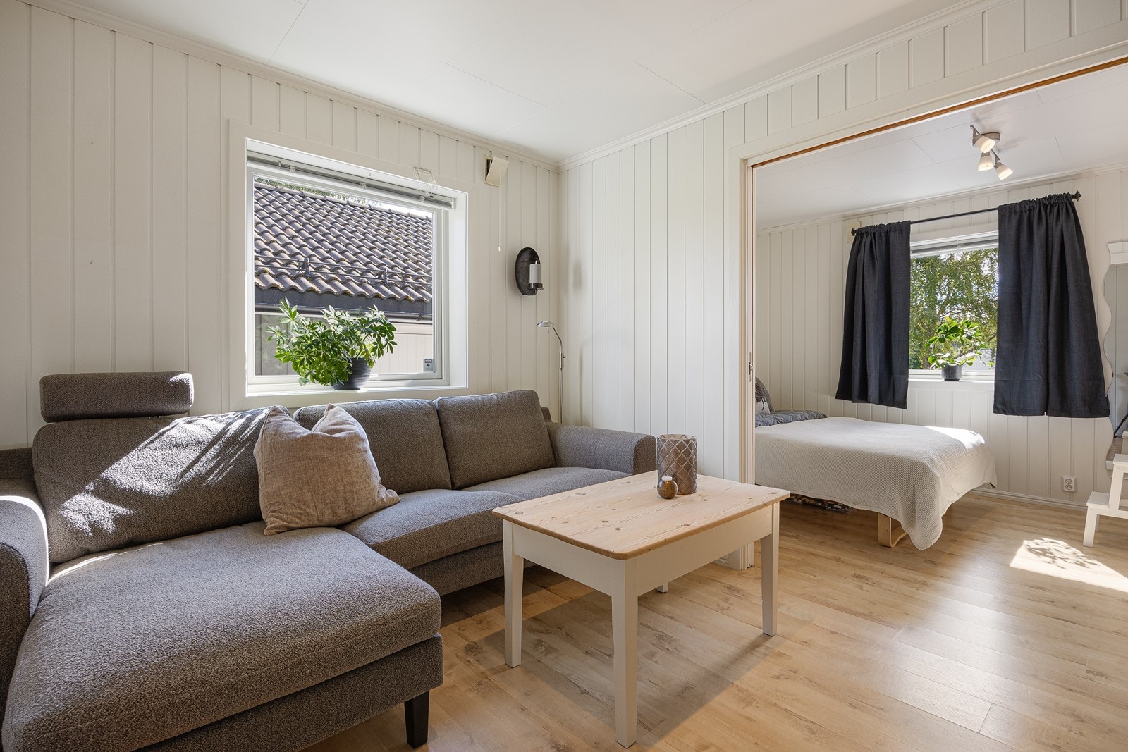 To soverom ligger vegg-i-vegg, hvorav det ene har skyvedør til en tilhørende tv-stue. Stuesonen har vannbåren varme. Galleribilde