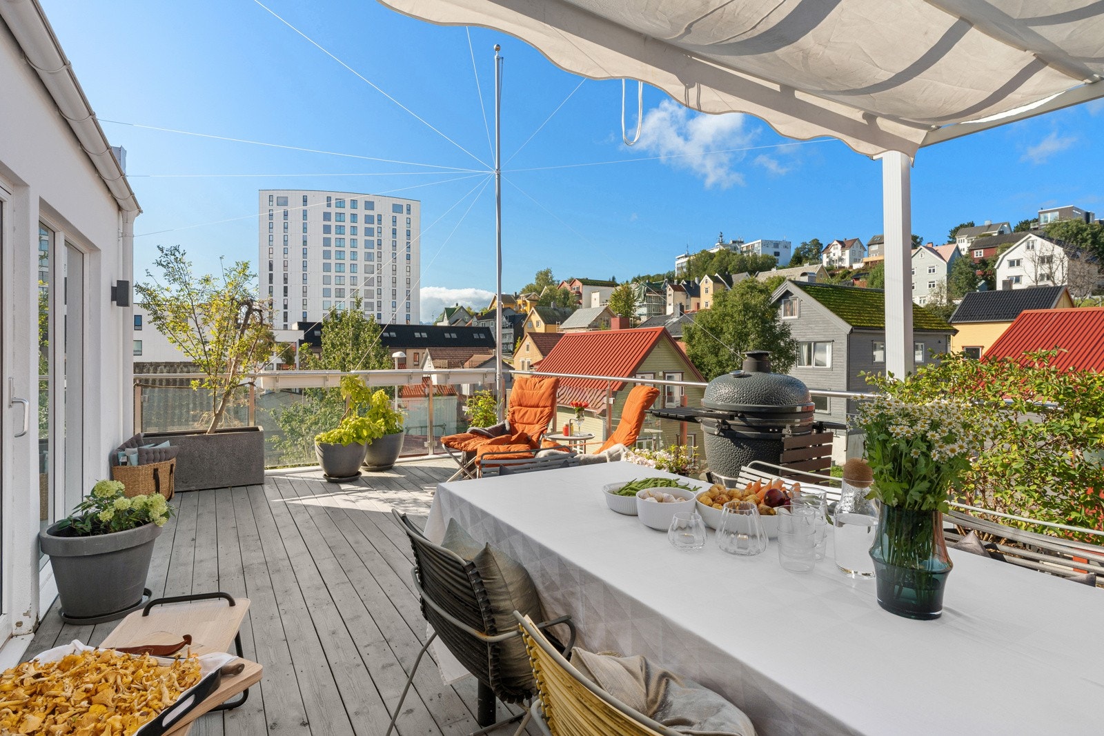 Boligen har etterspurt beliggenhet i nordre del av sentrum med gangavstand til alt av sentrums fasiliteter med cafè, restaurant, kino, bibliotek, kjøpesenter, treningssenter, dagligvare m.m. Galleribilde