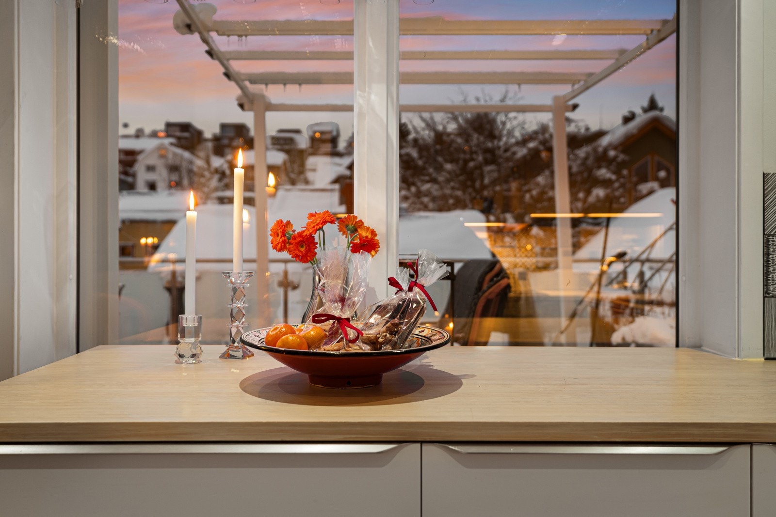 De store vindusflatene på kjøkkenet sikrer godt med naturlig lys mens du kokkelerer. Galleribilde