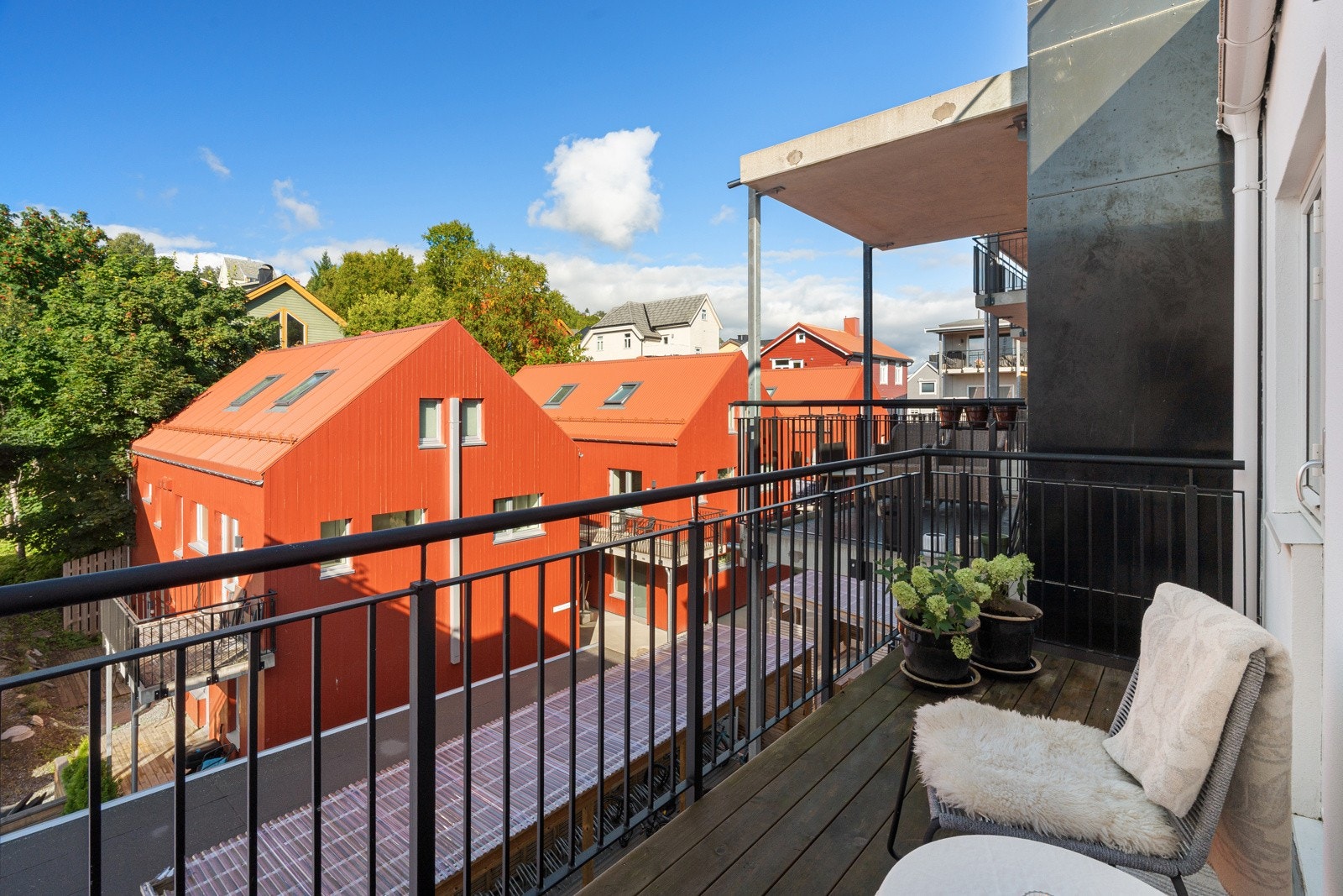 Fra hovedsoverom er det utgang til koselig balkong som vender mot borettslagets fellesarealer. Galleribilde