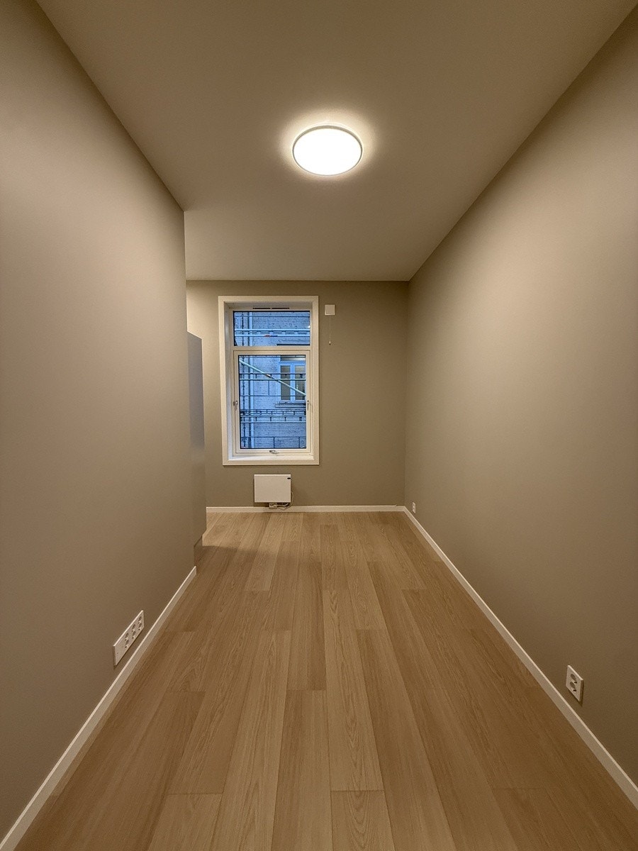 stue med moderne kjøkkenhjørne Galleribilde