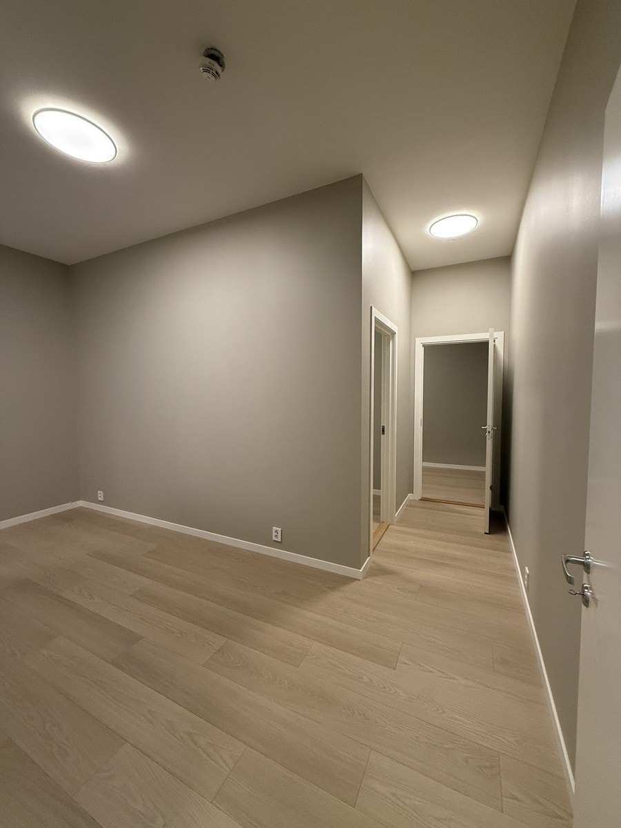 stue med moderne kjøkkenhjørne Galleribilde