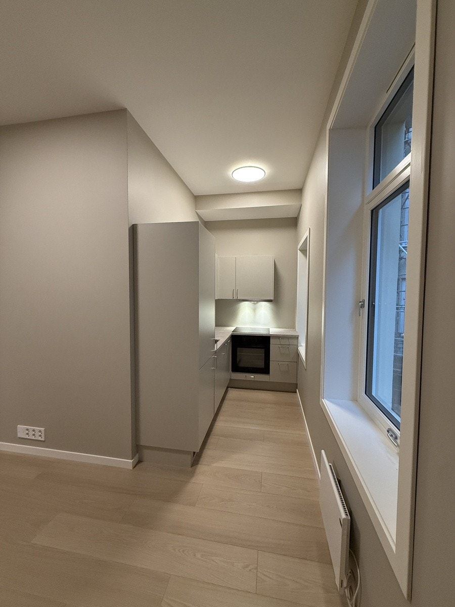 stue med moderne kjøkkenhjørne Galleribilde