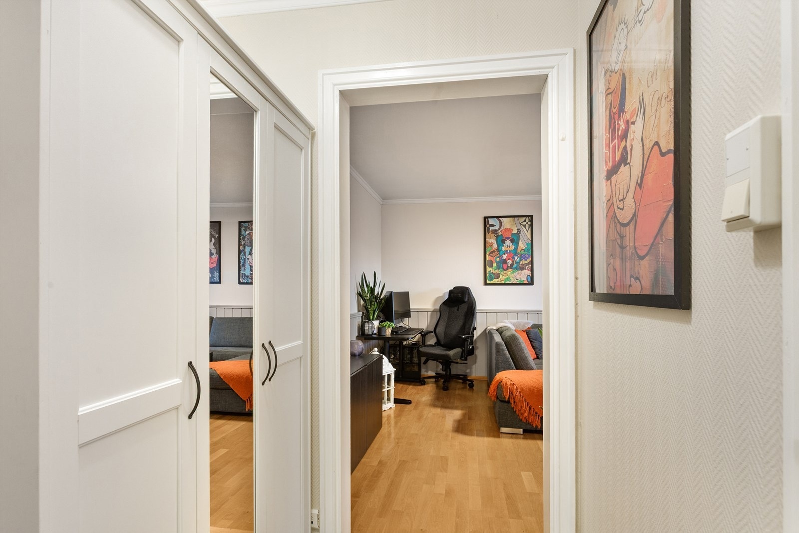 Her ser du inn i stuen fra gangen. Garderobeskap på bildet medfølger. - Velkommen inn! Galleribilde