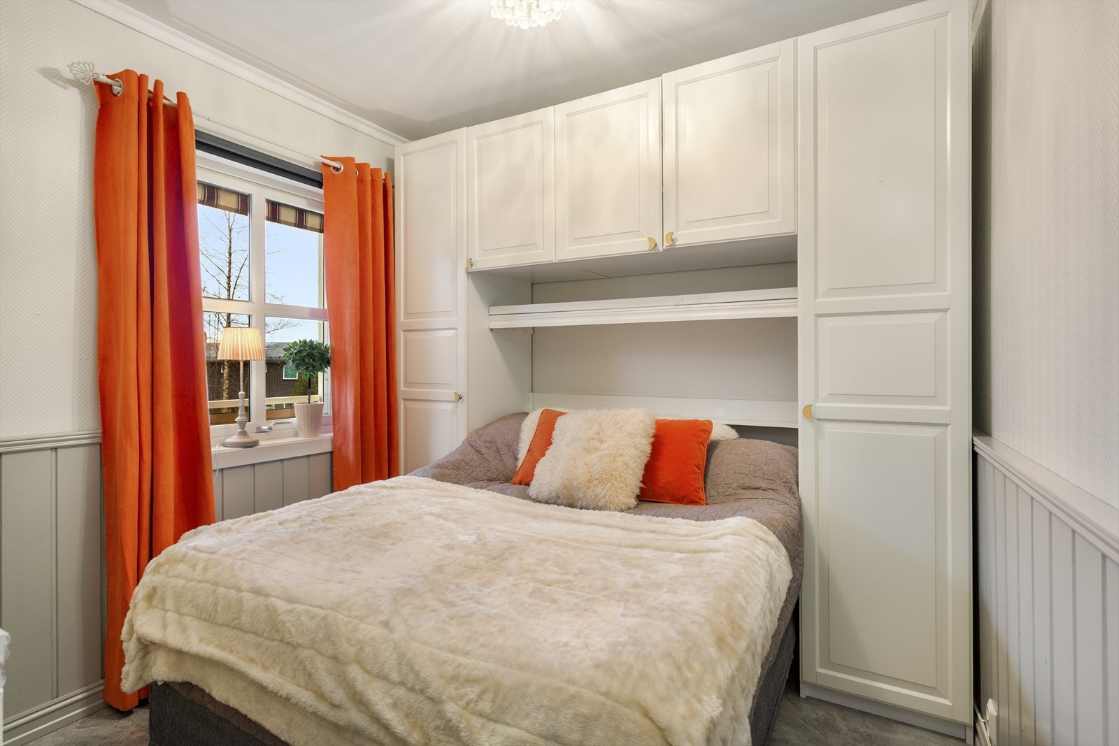 Pent soverom og godt med skap - Plass til seng med bredde 150 cm mellom skapene. Galleribilde
